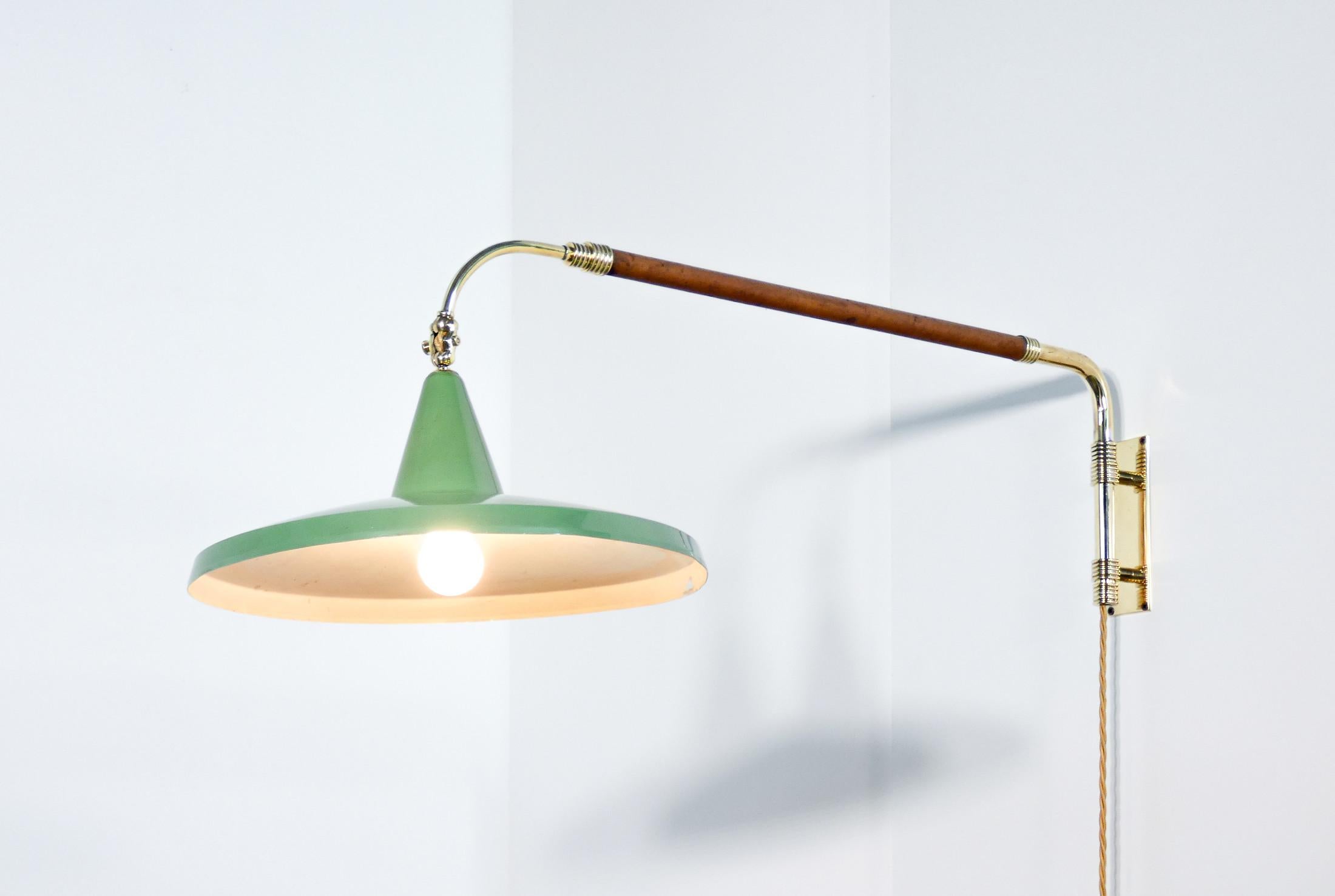 Lampada da parete con braccio estensibile e contrappeso, stile ARREDOLUCE. 1940s In condizioni buone a Torino, IT