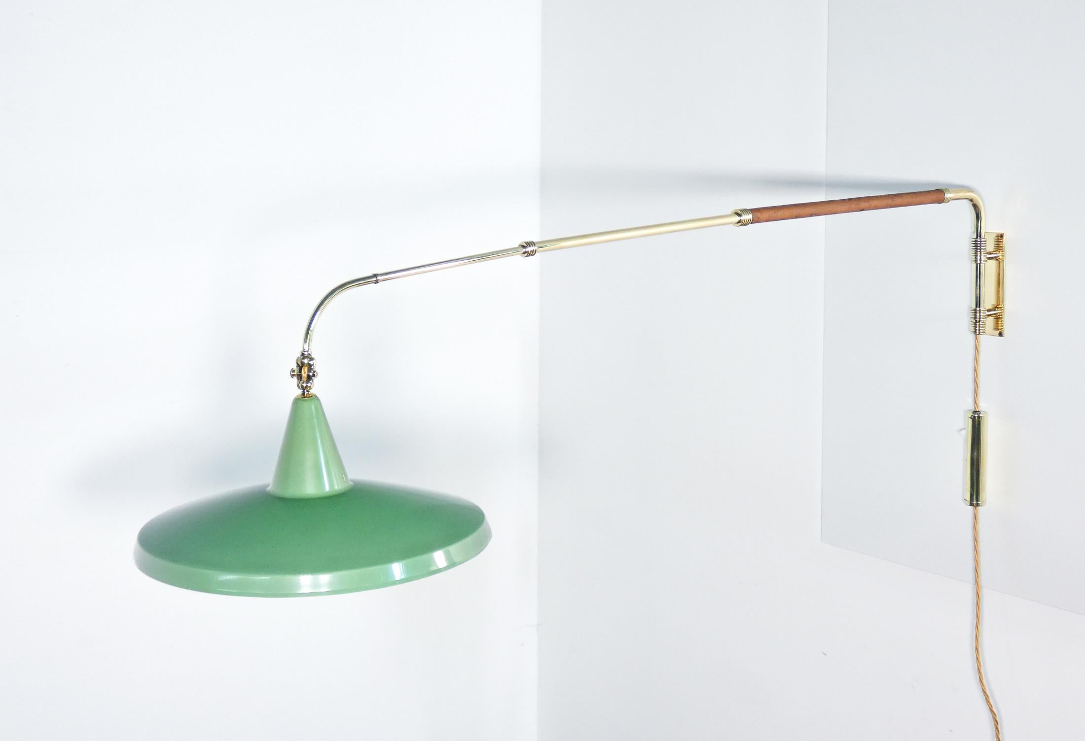 Mid-20th Century Lampada da parete con braccio estensibile e contrappeso, stile ARREDOLUCE. 1940s
