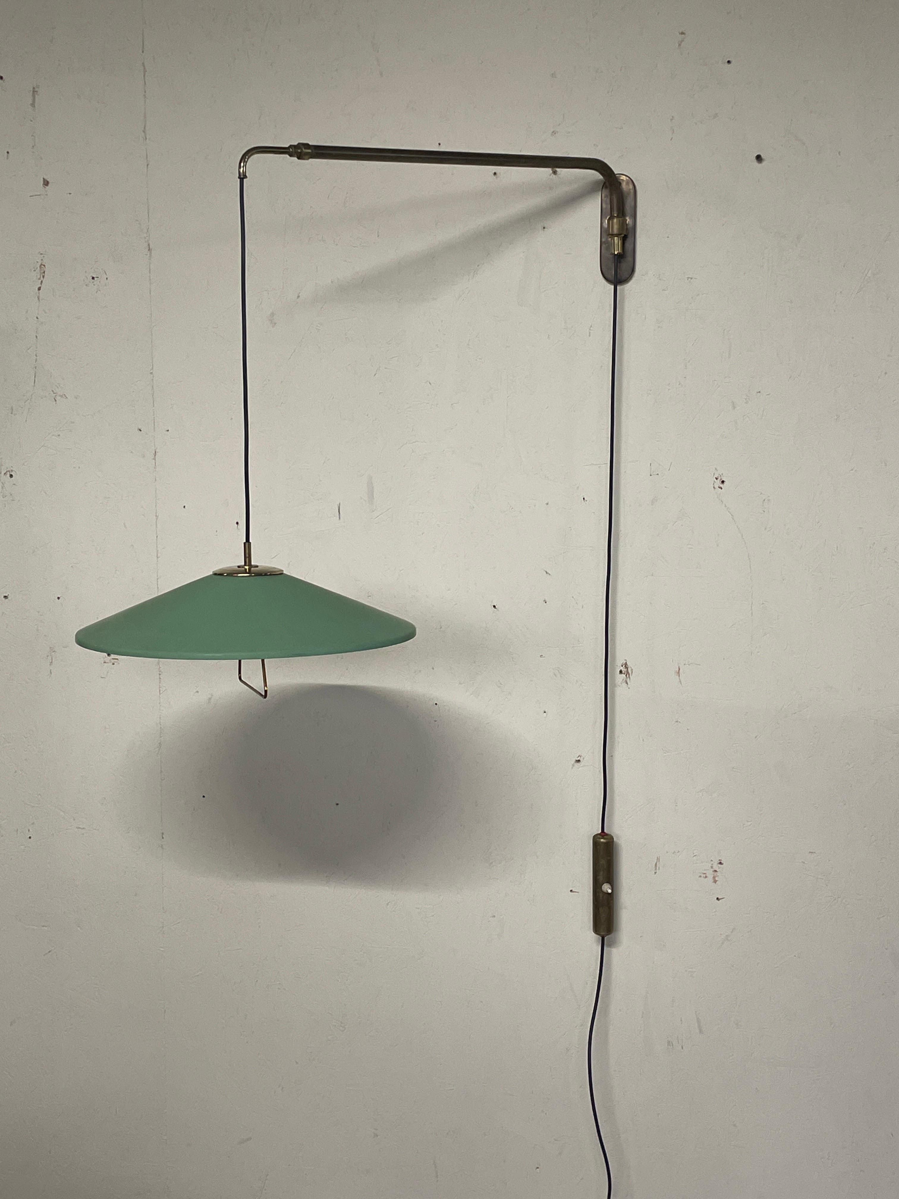 Wall lamp with extendable arm in the style of Arredoluce (1948)

Brass frame and components and green lacquered metal lampshade.

Counterweight with original switch while new electrical wire.

The lamp can be extended cantilevered to 3 positions:
-