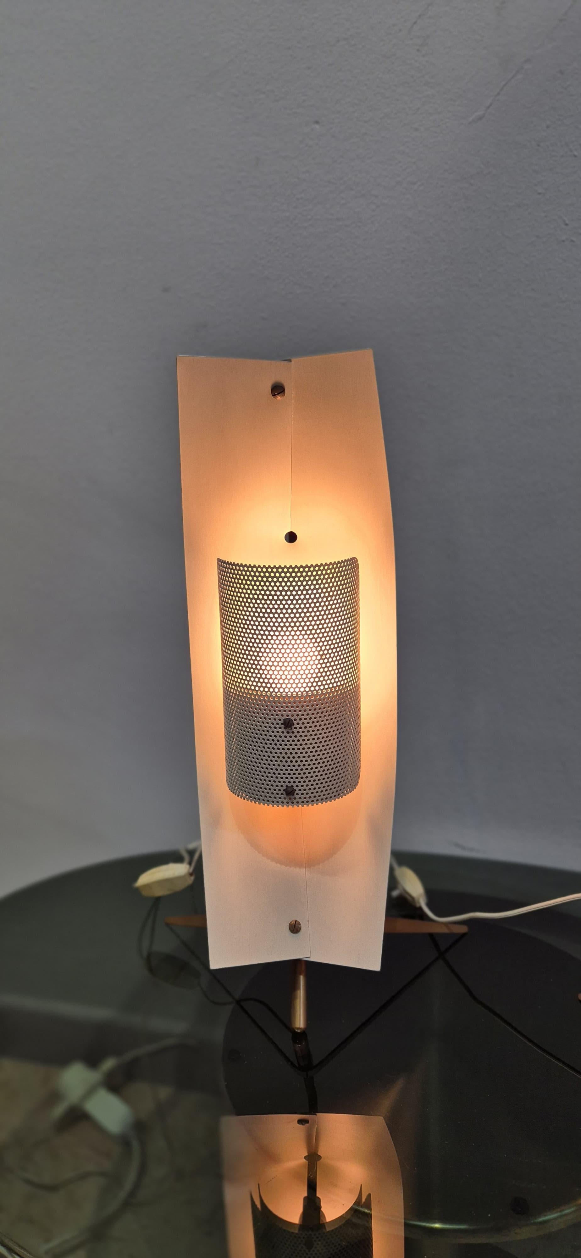 Schönes Paar Wand- und/oder Tischlampen von Gustavo Colliva.
Emaillierter Metallstab, lackiertes gebogenes Sperrholz, emailliertes Drahtgeflecht, Messing. Italien in den 1950er Jahren.