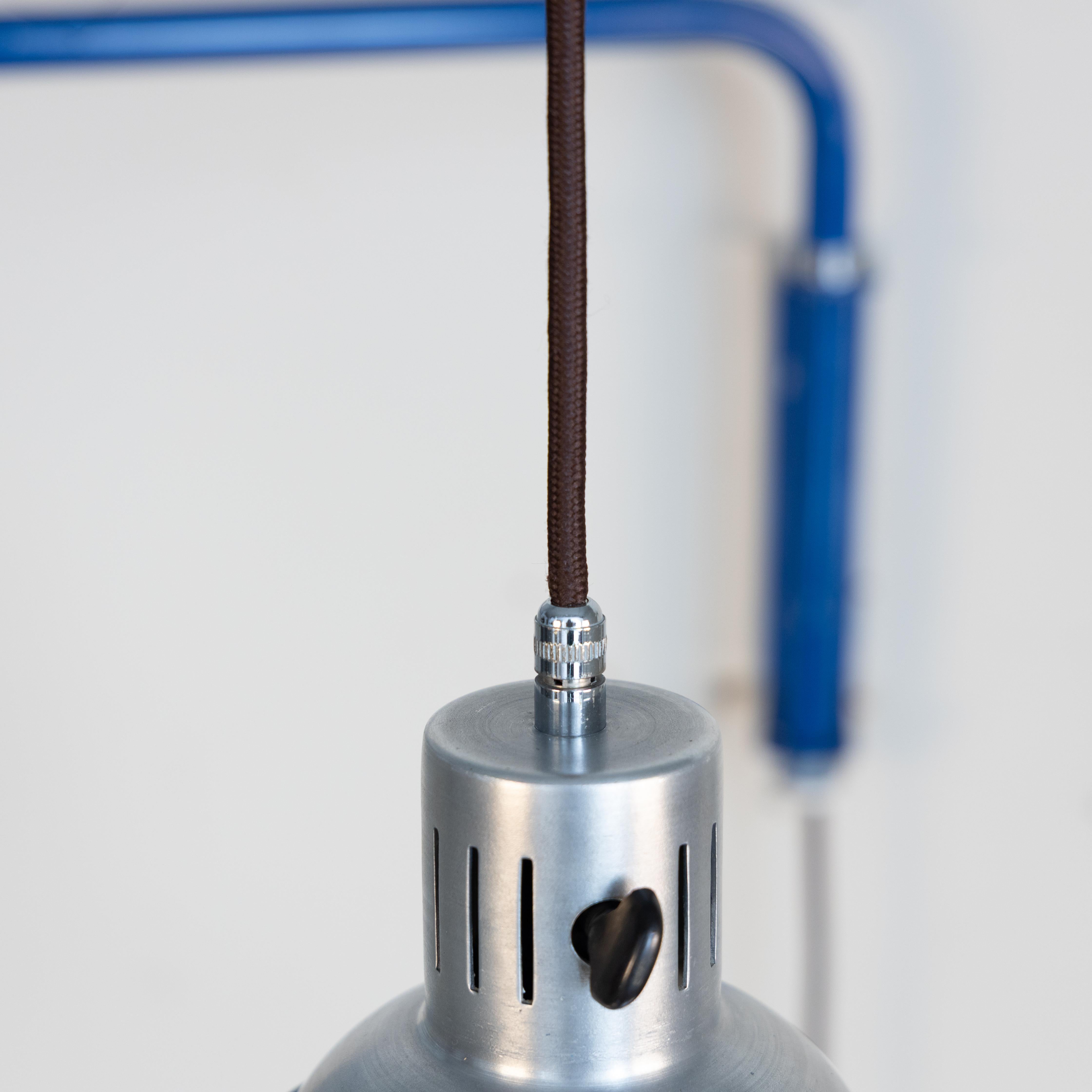 Lampada da parete estensibile progettata da Heinrich-Siegfried Bormann nel 1970. Struttura in metallo verniciato rosso con braccio snodabile ed estensibile, riflettore orientabile. Versione rossa. Design funzionale e meccanismo regolabile.