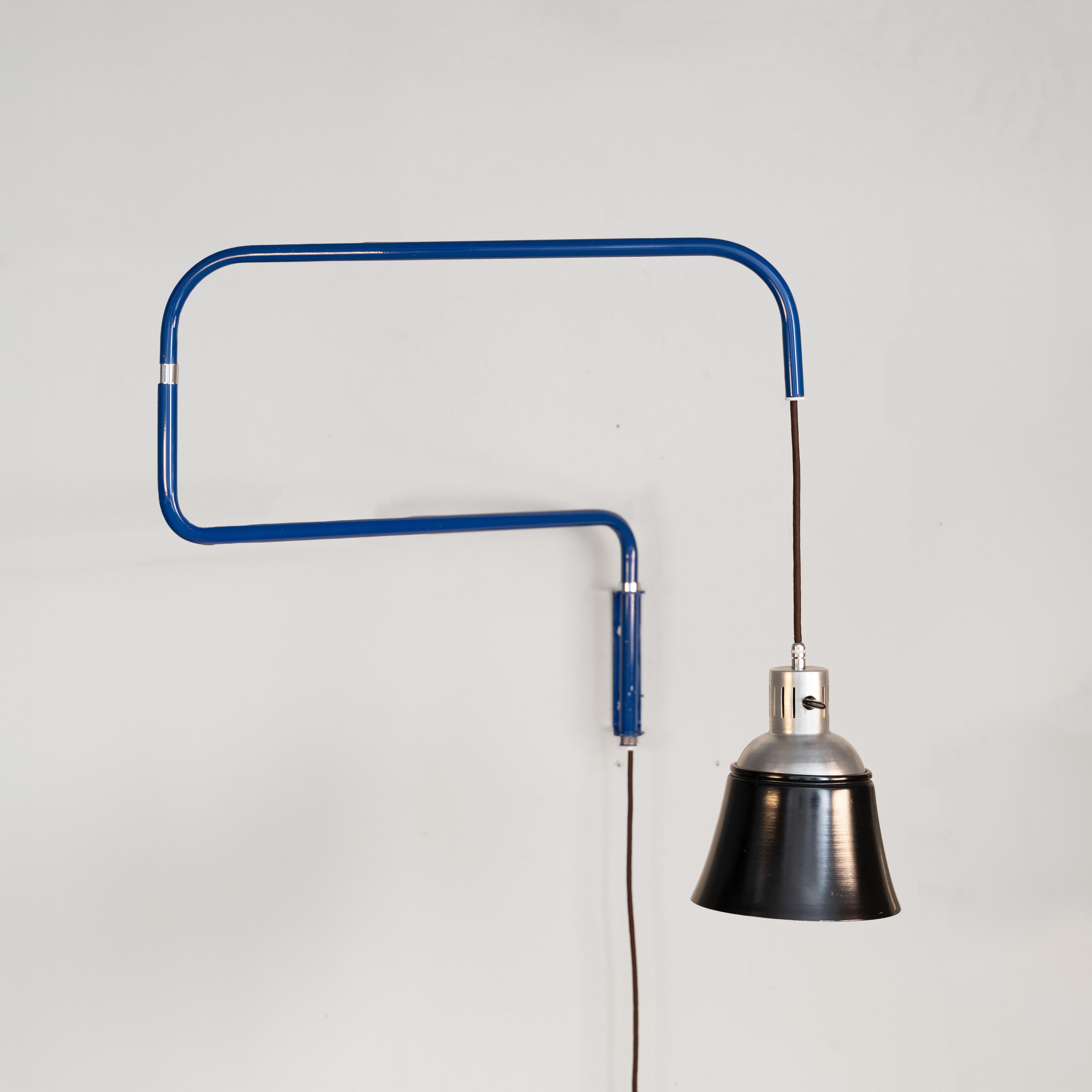 Lampada da parete estensibile Heinrich-Siegfried Bormann, 1970, versione blu In condizioni buone in vendita a Milano, Lombardia