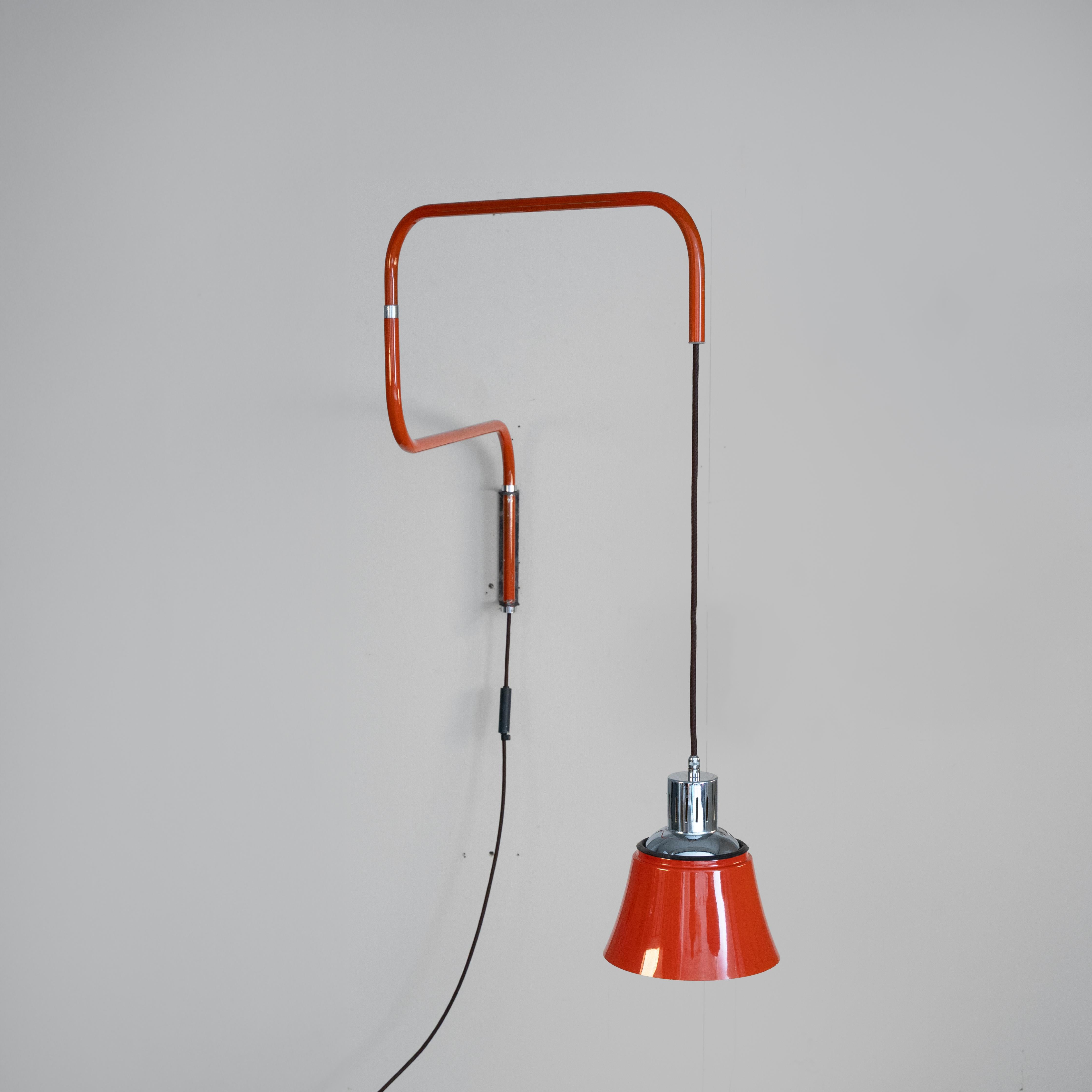 Mid-Century moderno Lampada da parete estensibile Heinrich-Siegfried Bormann, 1970, versione rossa in vendita