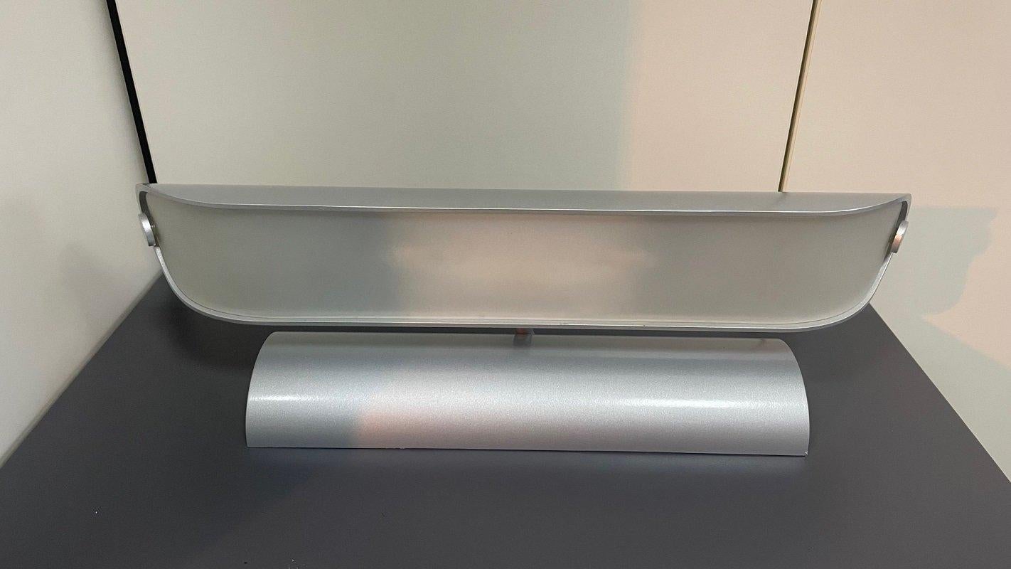 Gondola es una lámpara de pared diseñada por el diseñador italiano Mario Barbaglia en 2000 y producida por la marca Antonangeli.
Lámpara fabricada con armazón de metal pintado de aluminio y cristal de borosilicato.
Se trata de un aplique con difusor