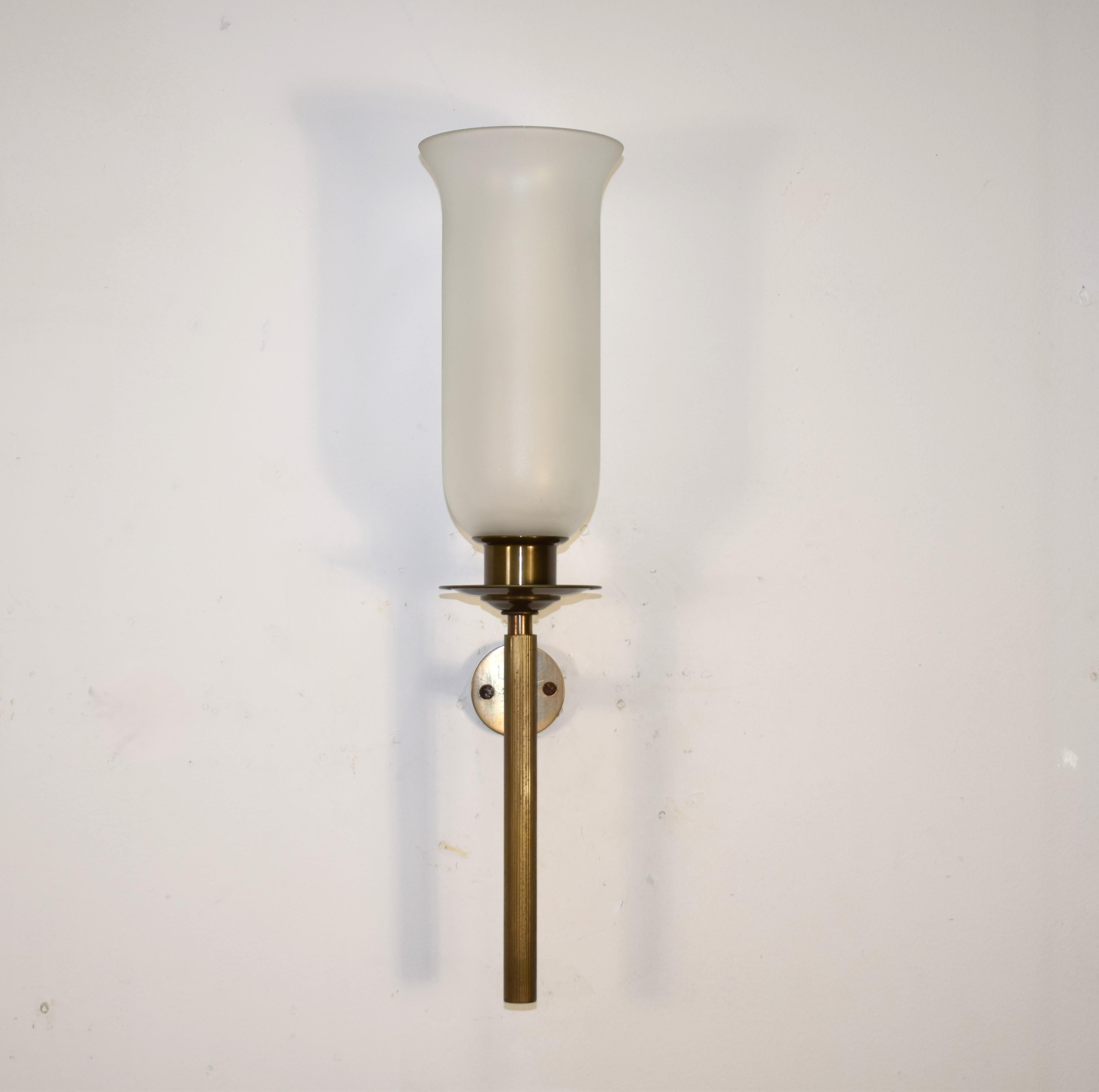 Aplique grande de fabricación italiana de los años 50.
Difusor de cristal y marco de latón.
Muy buen estado, desgaste normal, sin grietas, funcionando, ver fotos.
Dimensiones: Alto=50 cm; Ancho= 11 cm; Fondo= 16 cm.
Se garantiza un embalaje
