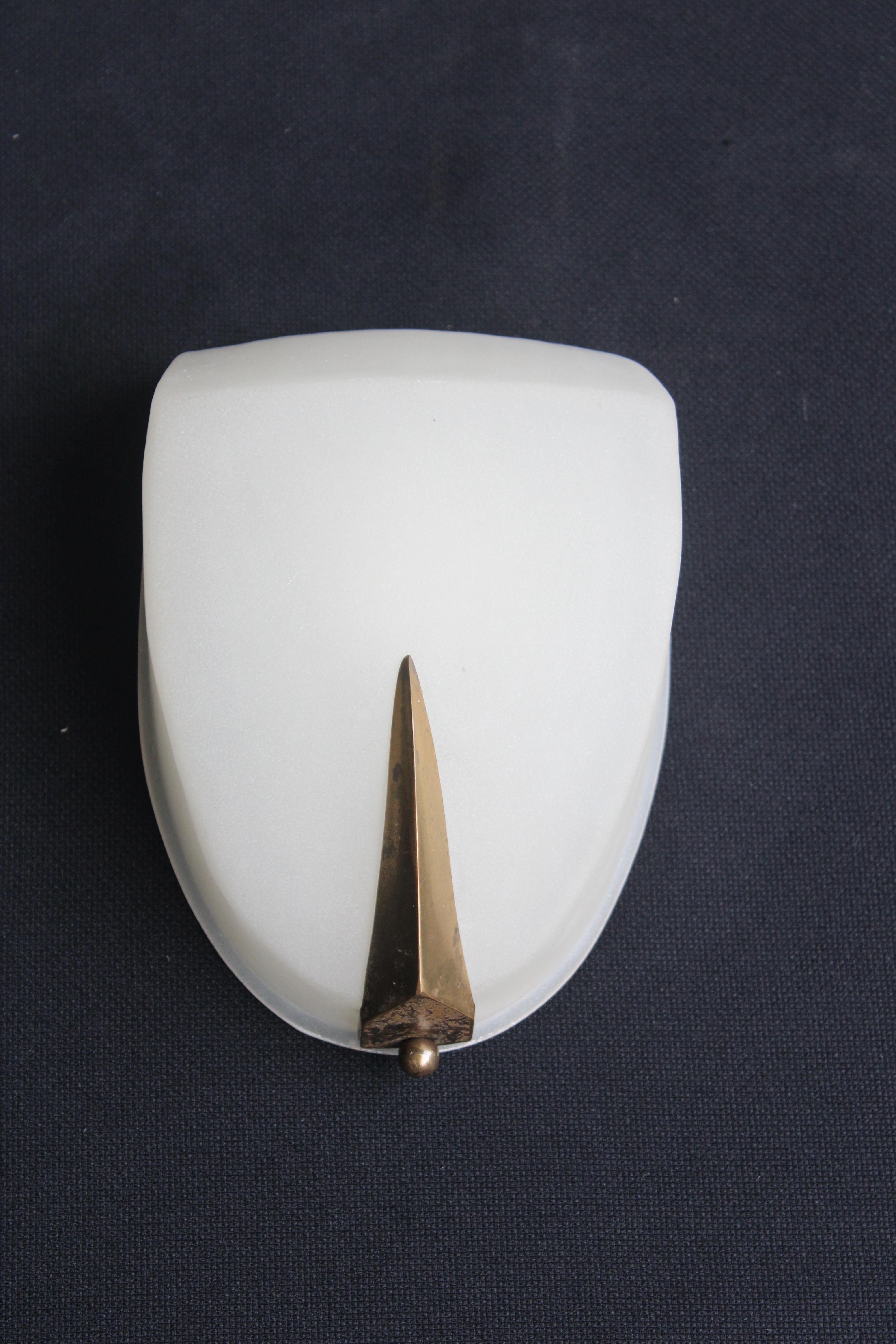 Lampada da parete Minimale in vetro stampato di forma geometrica , pate in ottone, stile Arredoluce .