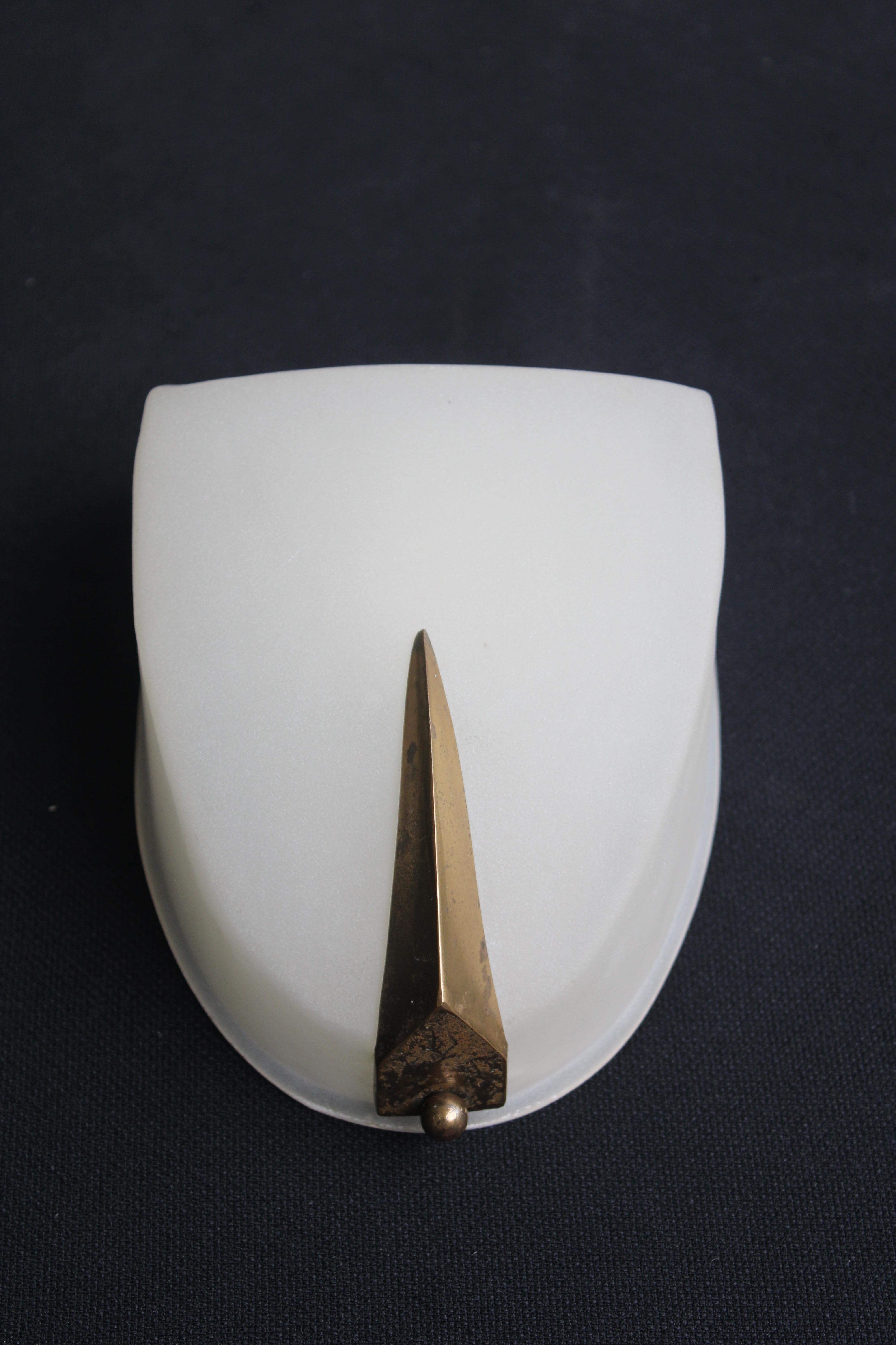 Minimalismo Lampada da parete Italiana in vetro e ottone forma geometrica Arredoluce style in vendita