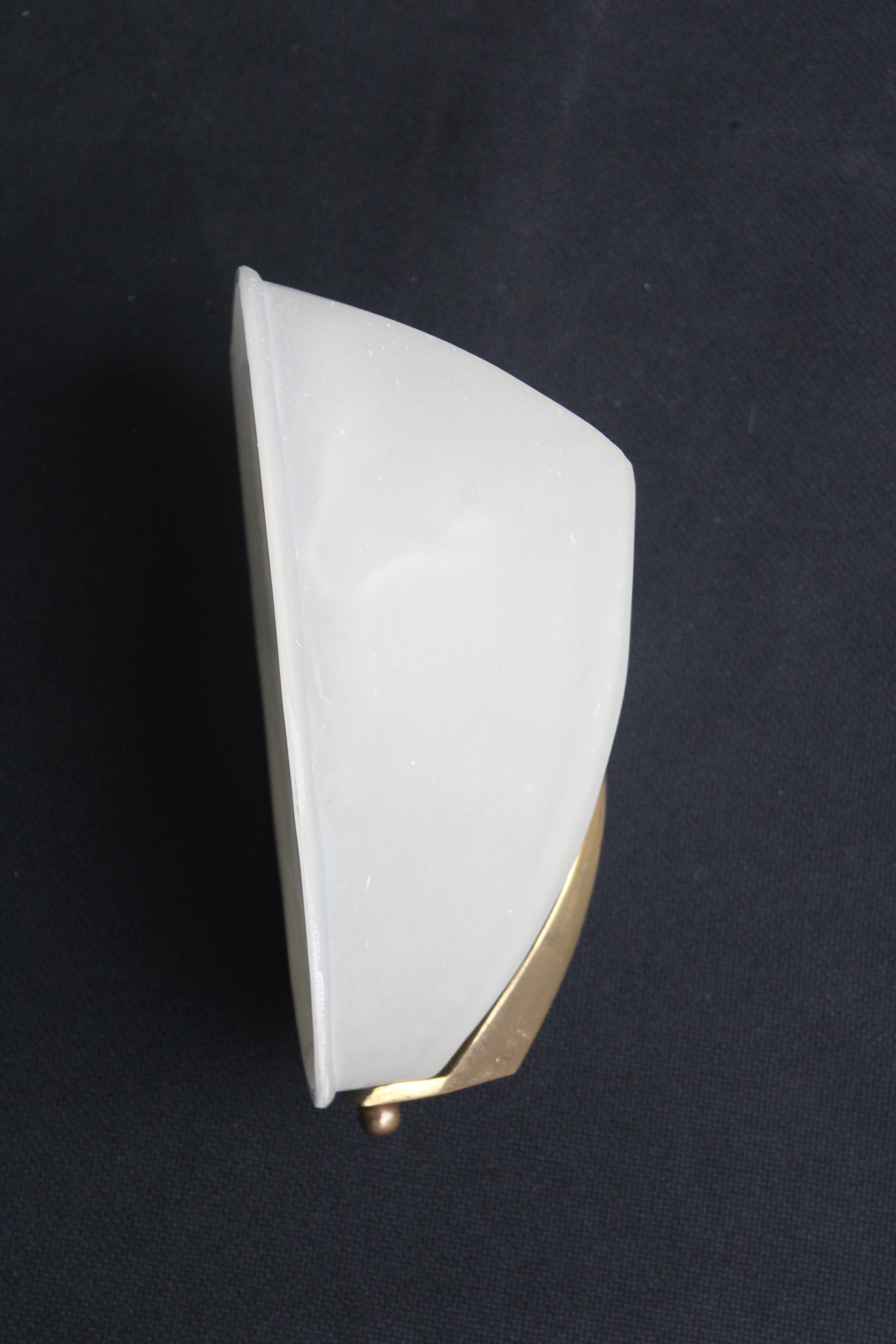 Italiano Lampada da parete Italiana in vetro e ottone forma geometrica Arredoluce style in vendita