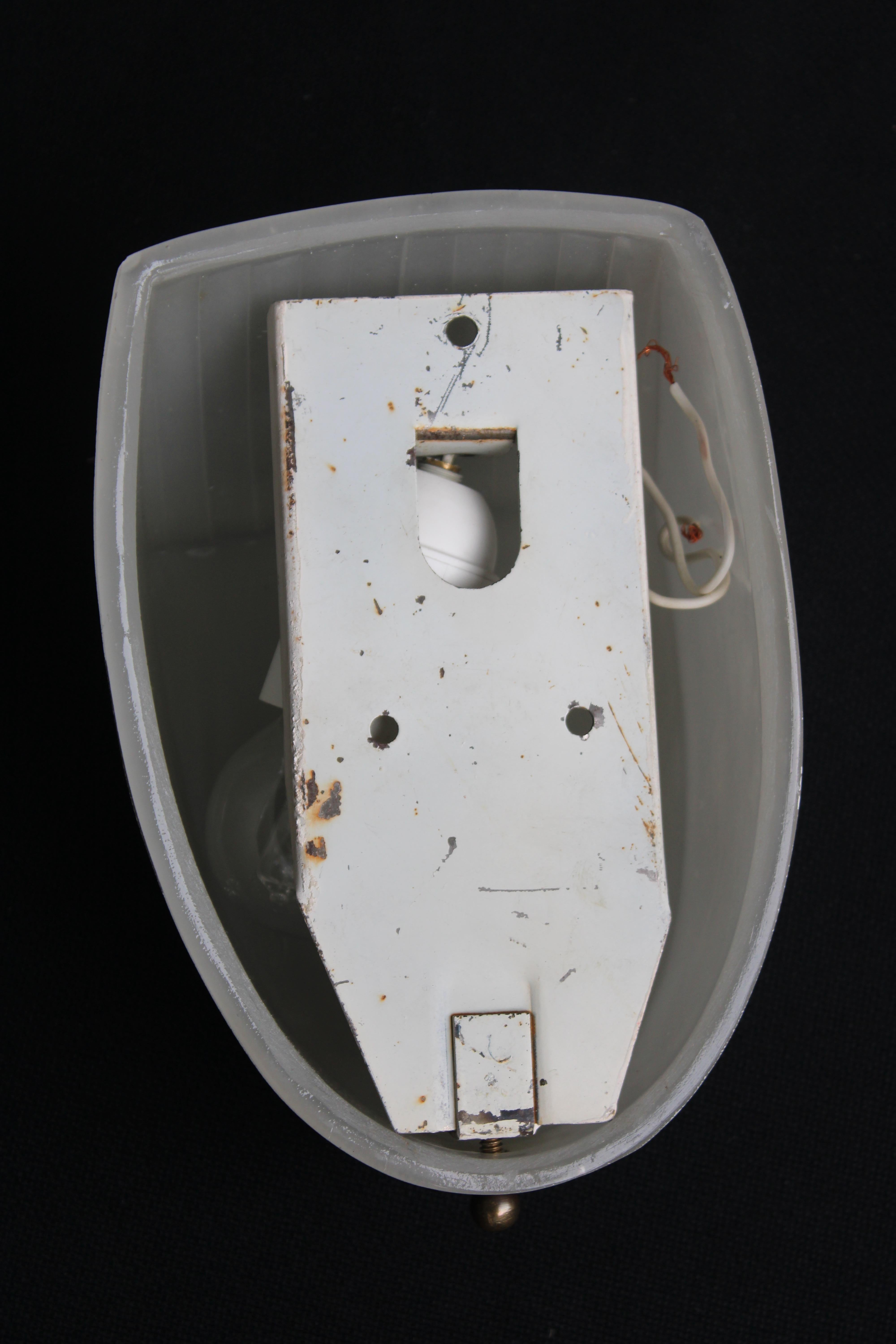 Lampada da parete Italiana in vetro e ottone forma geometrica Arredoluce style In condizioni buone in vendita a Palermo, Sicily