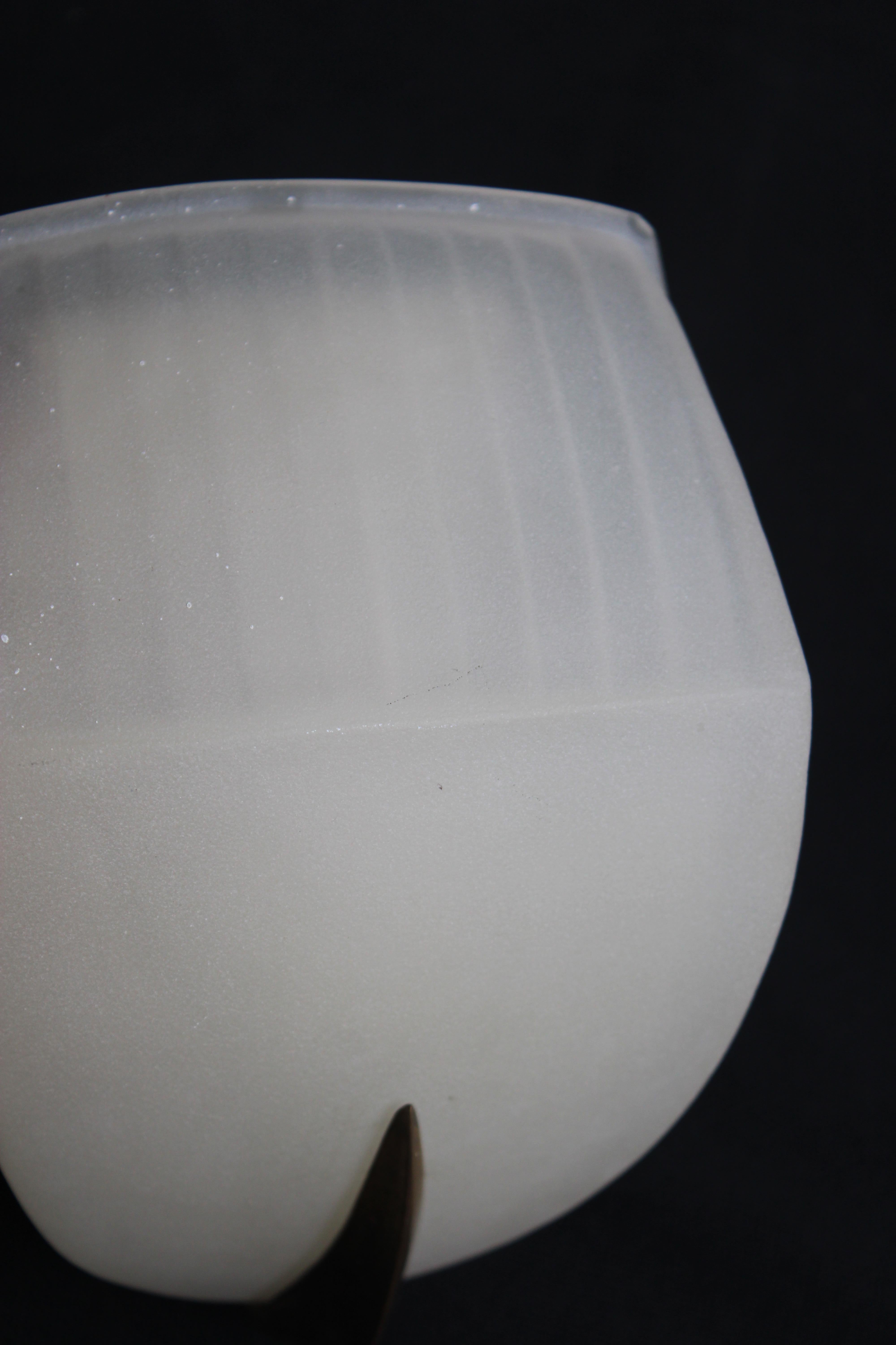 Metà XX secolo Lampada da parete Italiana in vetro e ottone forma geometrica Arredoluce style in vendita