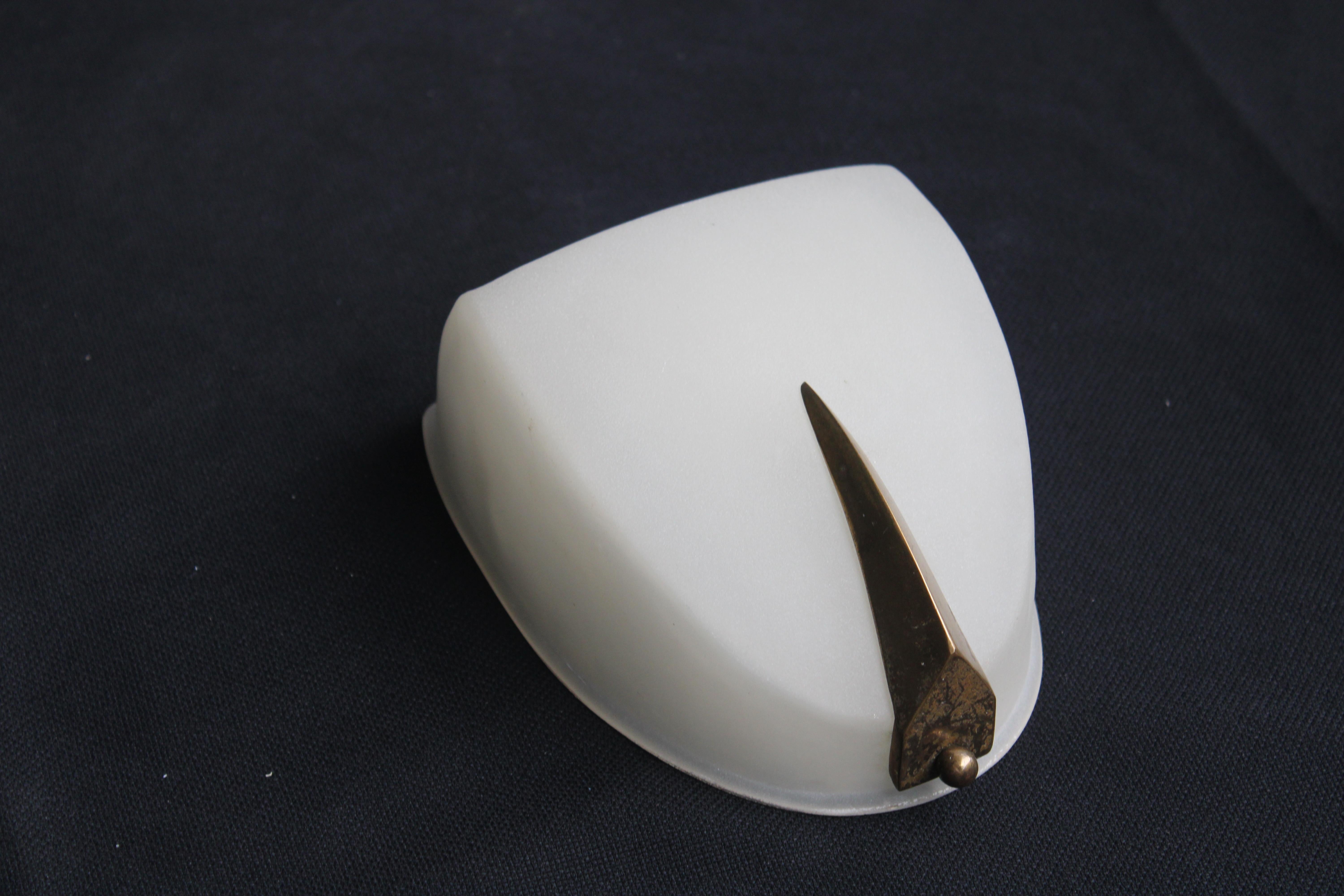 Ottone Lampada da parete Italiana in vetro e ottone forma geometrica Arredoluce style in vendita