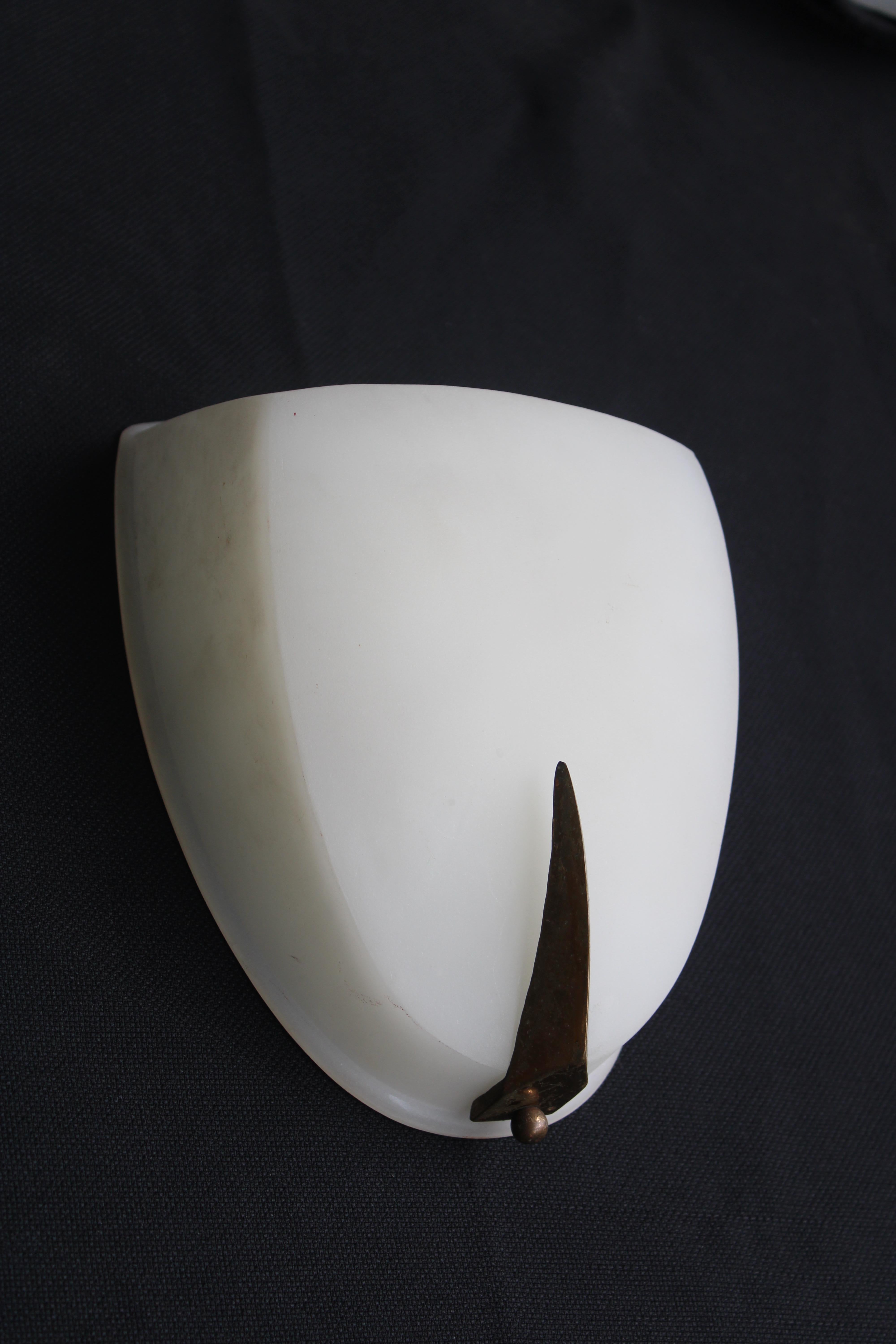 Originale Lampada da parete di forma minimalista geometrica in vetro e ottone 1950.