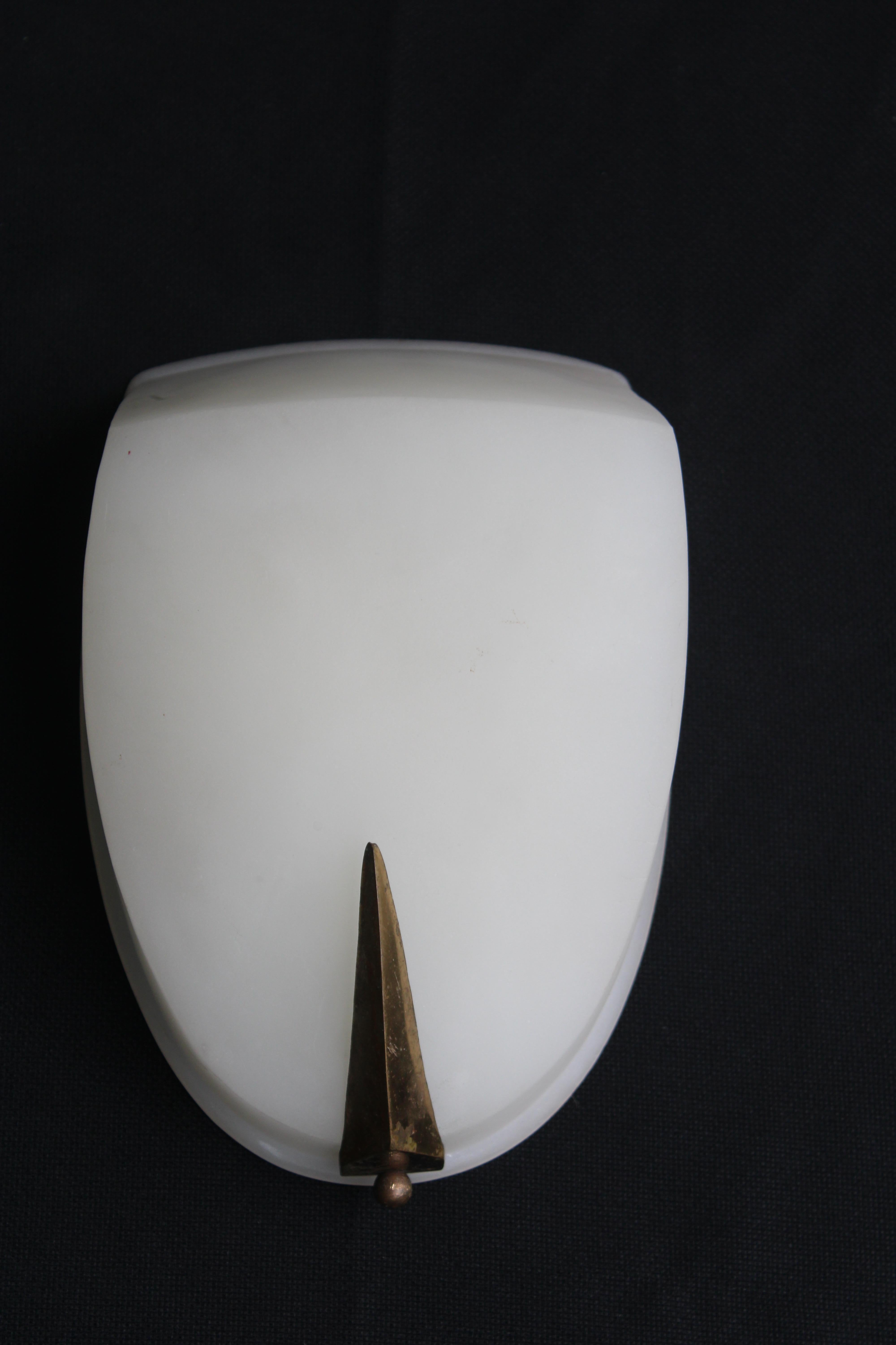 Lampada da parete Italiana in vetro ottone forma geometrica Arredoluce style (Moderne der Mitte des Jahrhunderts) im Angebot