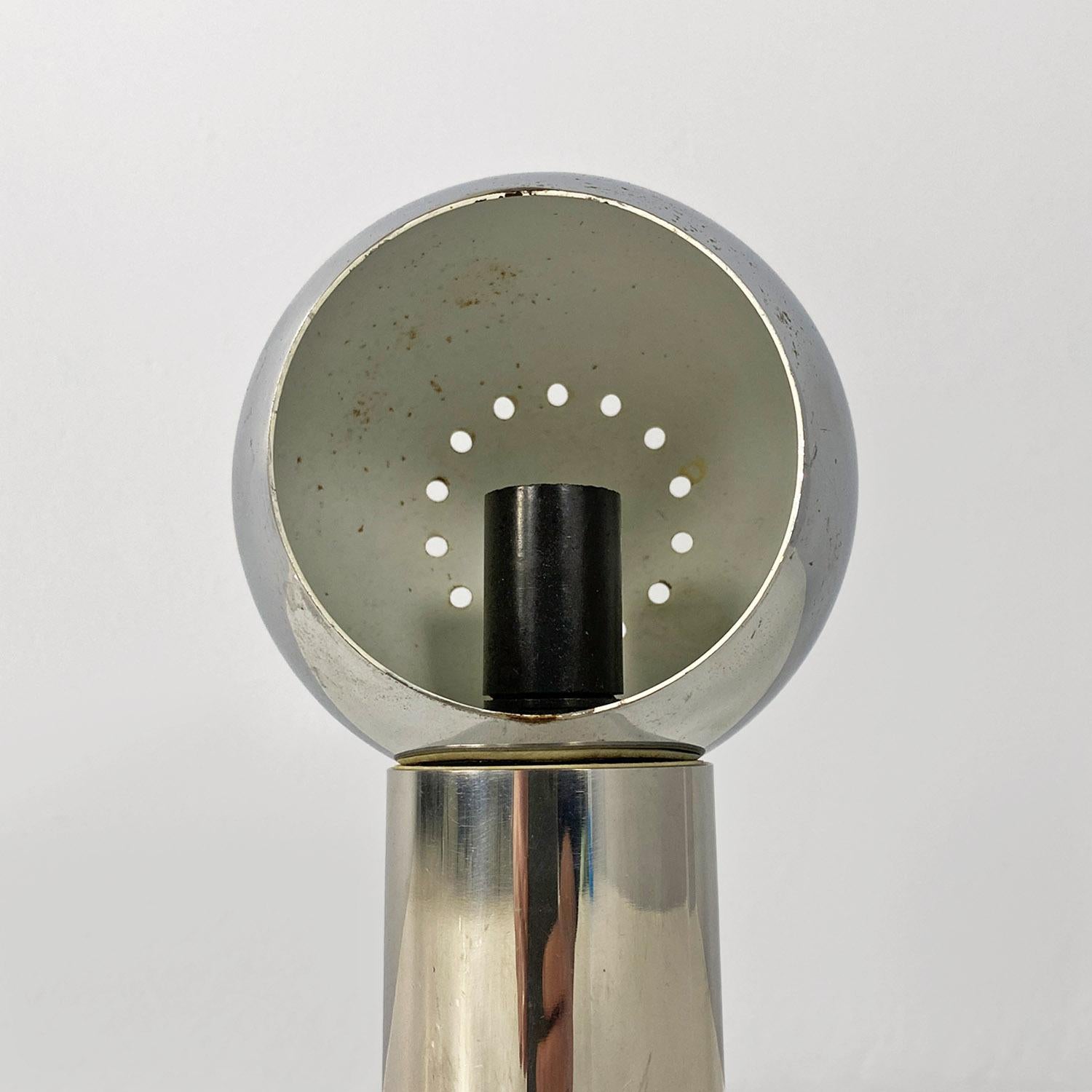 Lampada da parete, italiana moderna, in acciaio cromato, paralume sferico 1970s 1