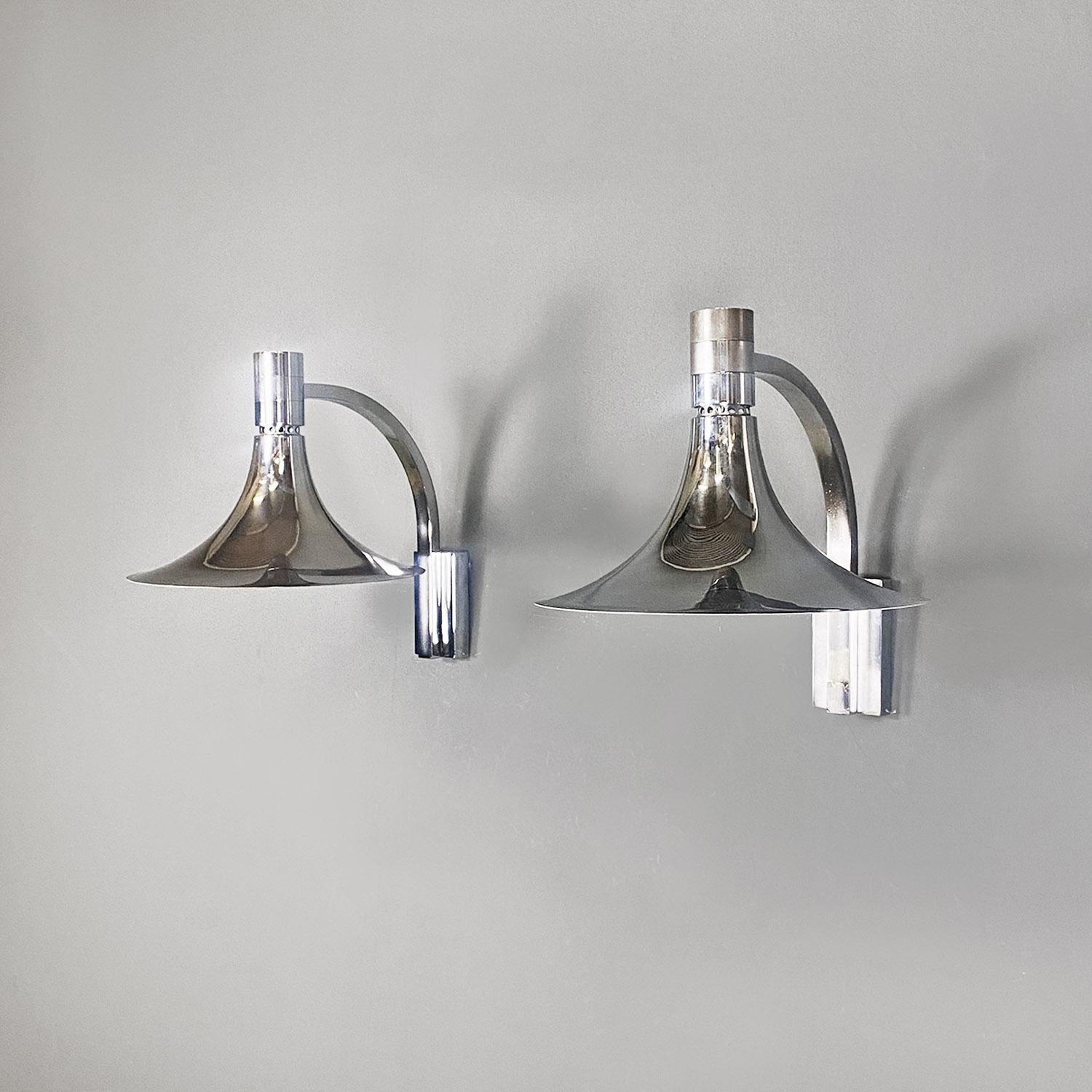 Pair of wall sconces or wall lamps belonging to the AM/AS series with a chromed steel frame, composed of a curved arm with a square section and shade also made of chromed steel on the outside and matte white enamel on the inside, with differences on