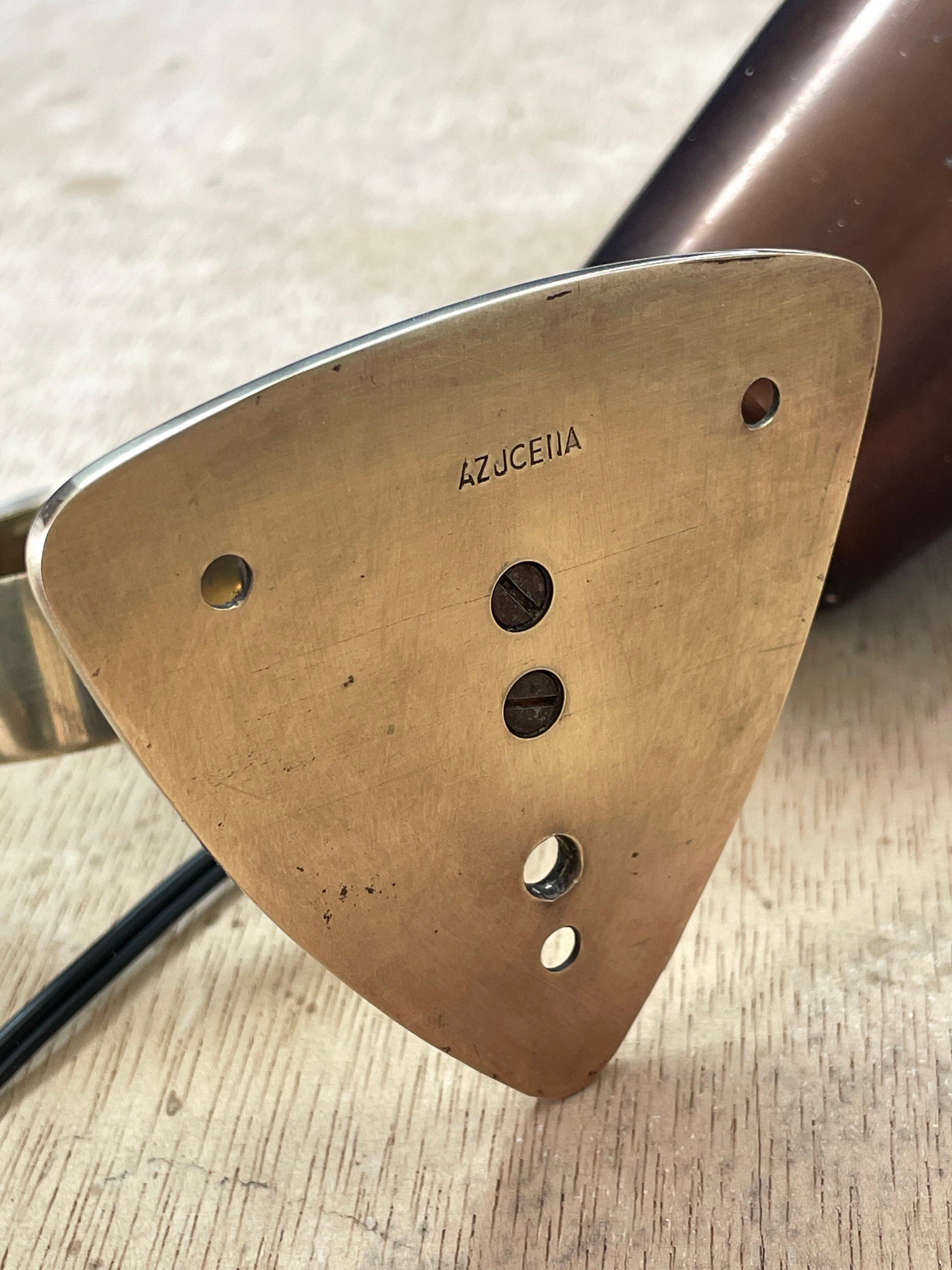 Lampada da parete LP5 di Ignazio Gardella, produzione Azucena, 1950.

Iconica applique realizzata in vetro opalino pressato, metallo verniciato nero e ottone. 

Sul retro della piastra di montaggio è presente il marchio del produttore di Azucena.