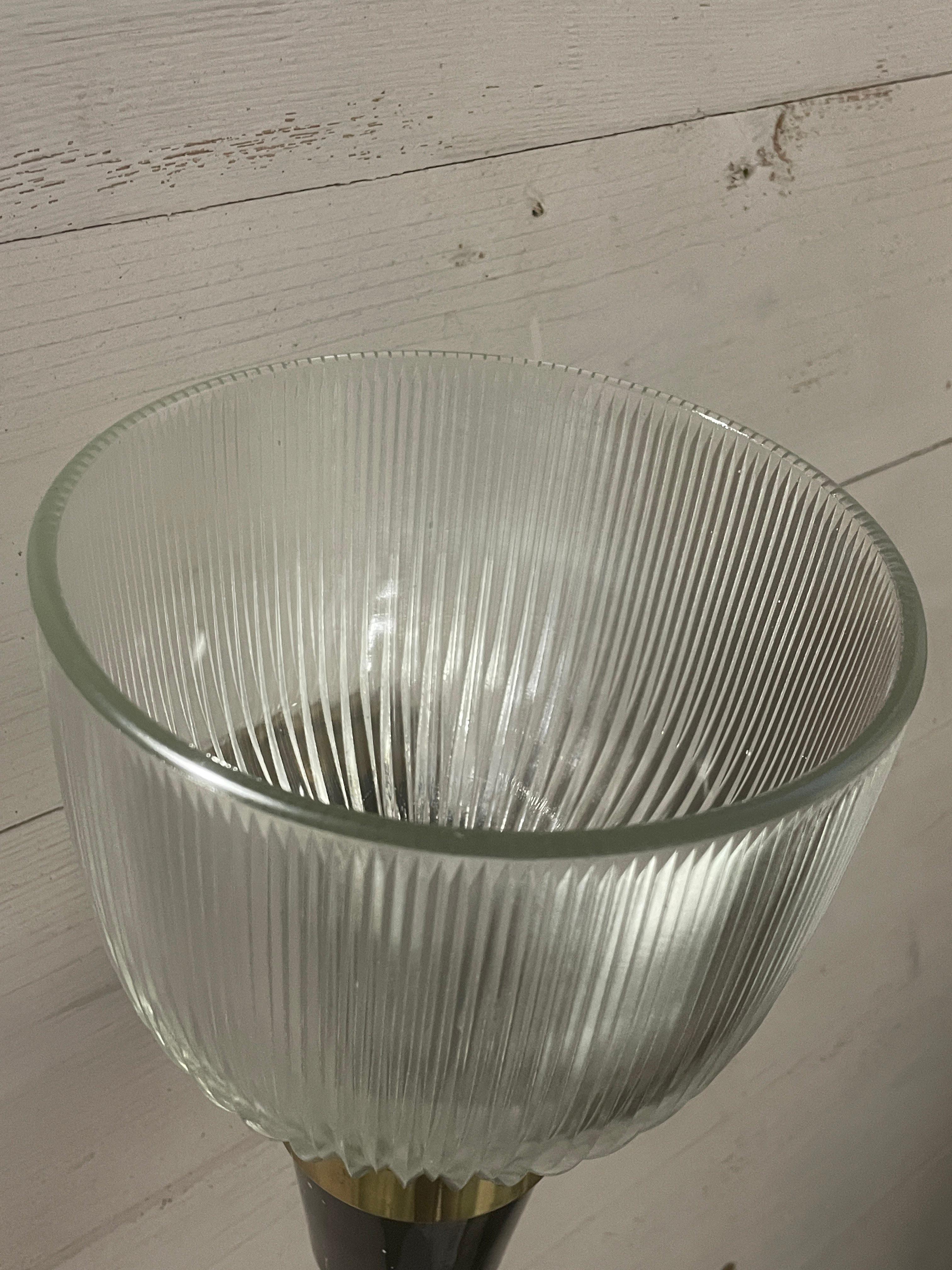 Lampada da parete LP5 di Ignazio Gardella, produzione Azucena, 1950.

Iconica applique realizzata in vetro opalino pressato, metallo verniciato nero e ottone.

Sul retro della piastra di montaggio è presente il marchio del produttore di