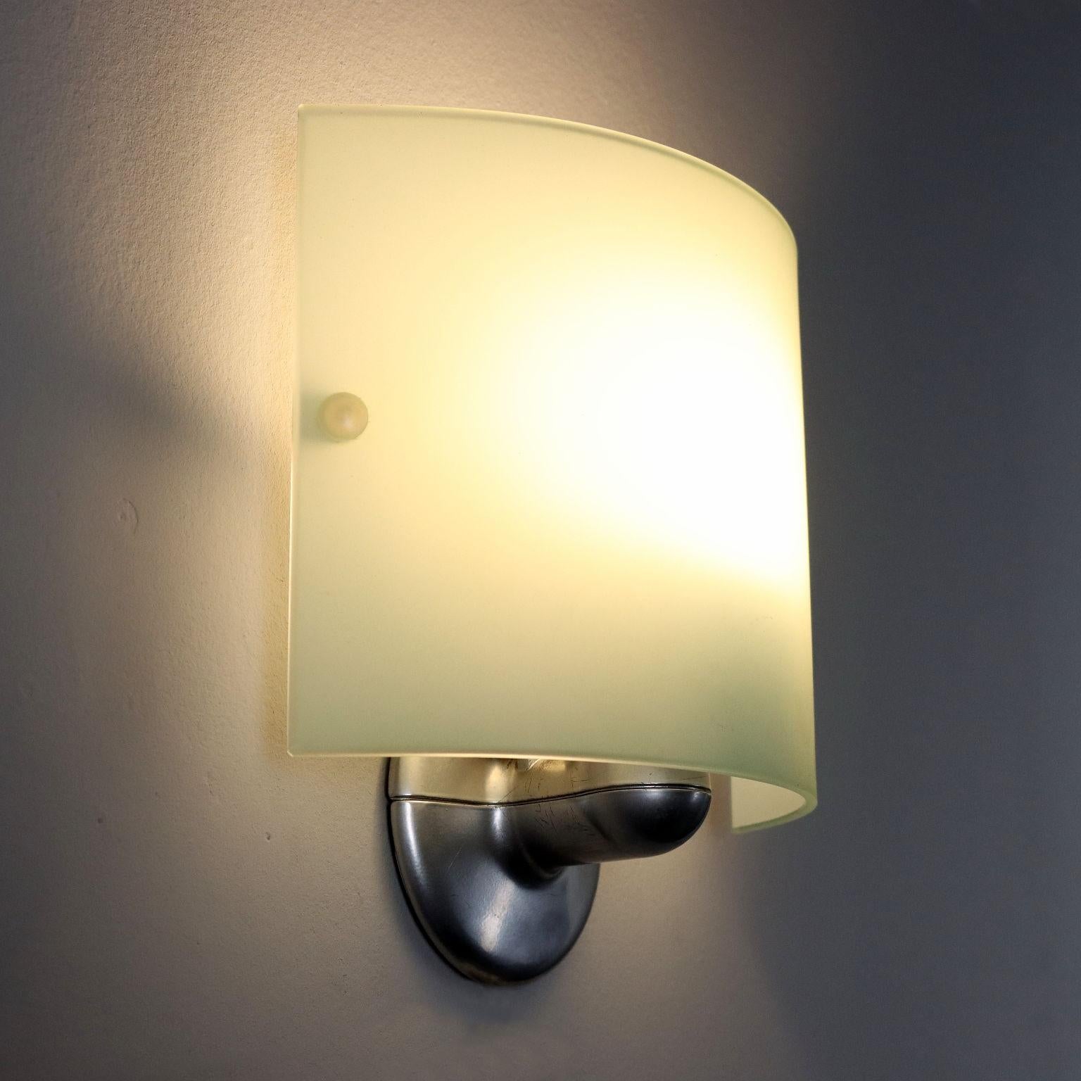Lampada a parete in alluminio e vetro satinato. Buone condizioni.