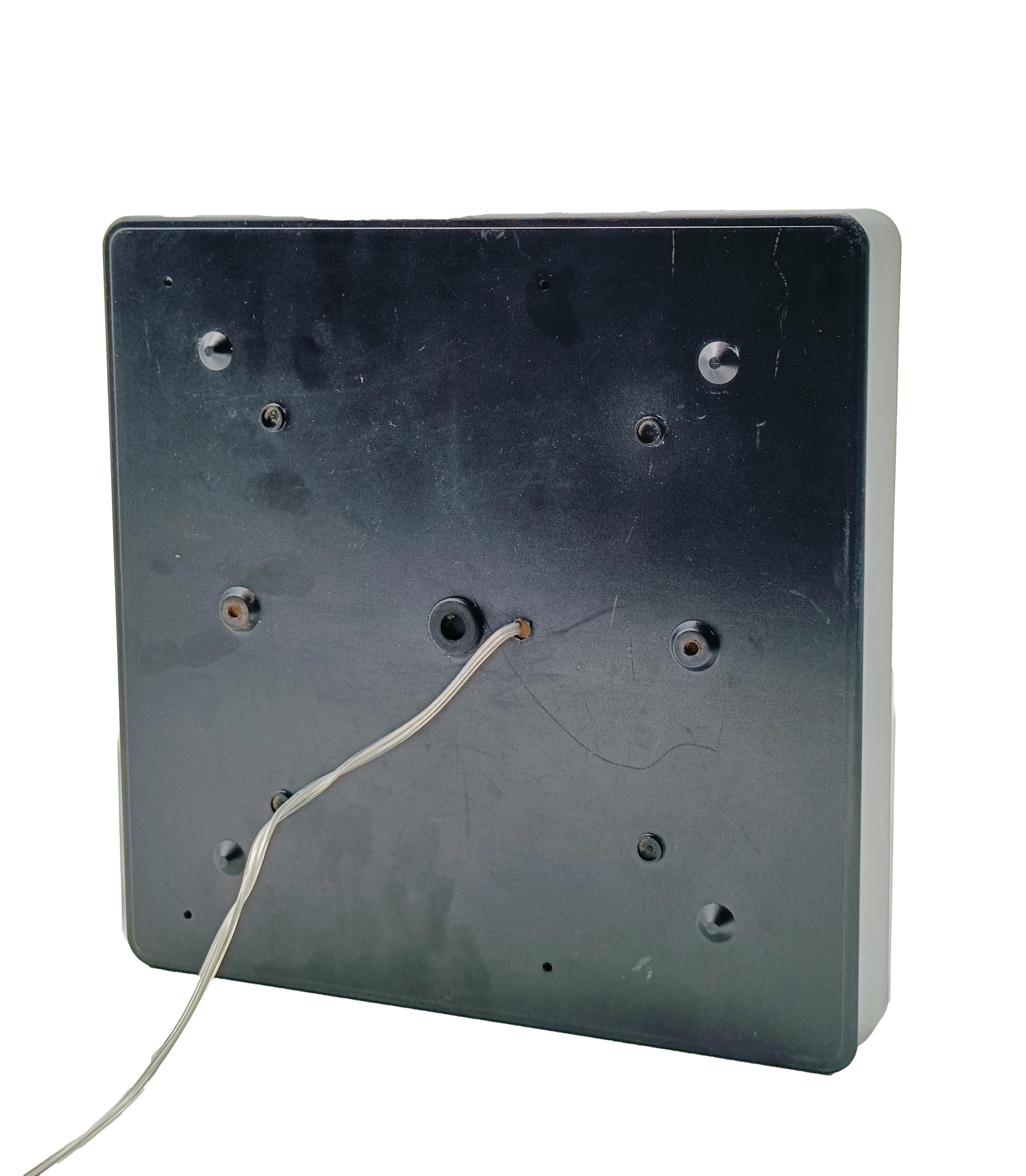 Italiano Lampada da Parete Quadrata Minimalista in Metallo e Acrilico, Italia 1970s