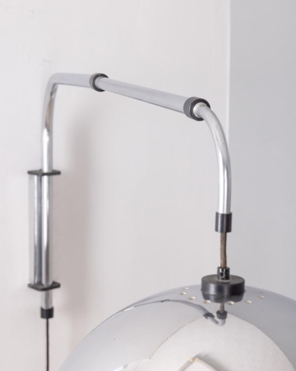 Lampada da parete regolabile vintage anni 70 metallo cromato design Italiano in vendita 3