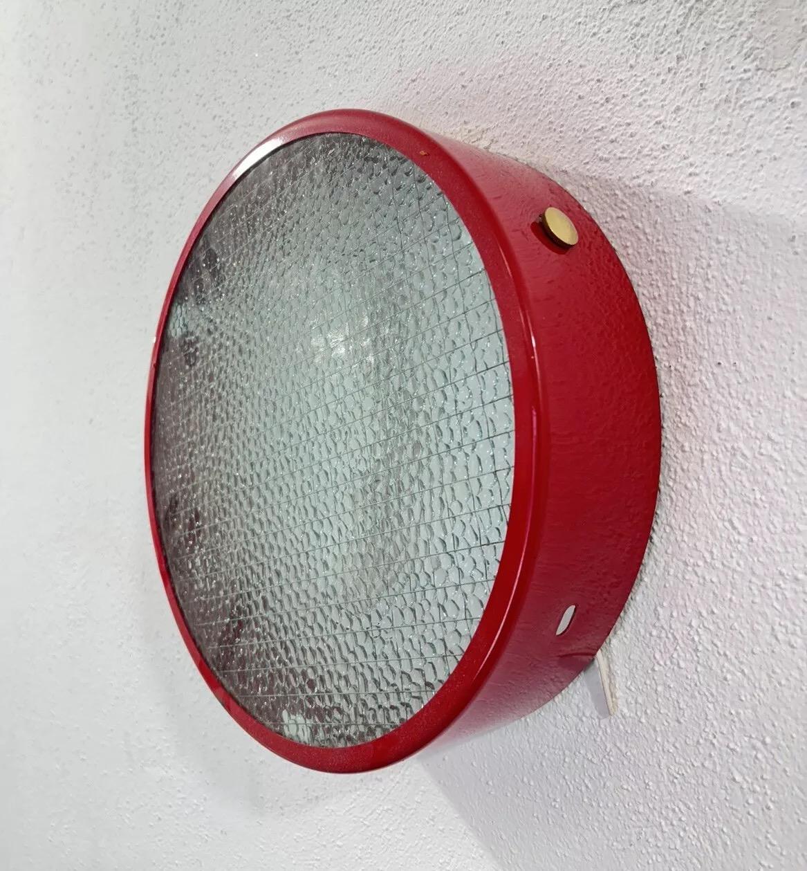 Lámpara de pared en el estilo de Gino Sarfatti para Arteluce Design Vintage 1970's.

Difusor de cristal, marco de metal pintado de rojo, dos puntos de luz en el interior.

El artículo se encuentra en buen estado de conservación, no hay grandes
