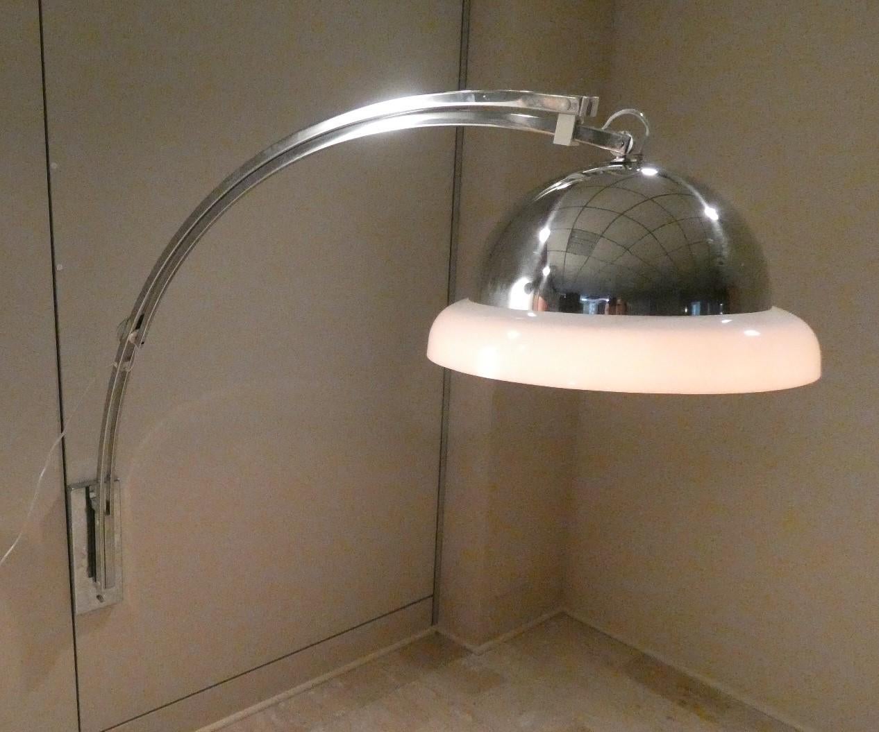 Lampada da parete telescopica in acciaio e vetro acrilico opalino, anni '70 Italian en venta