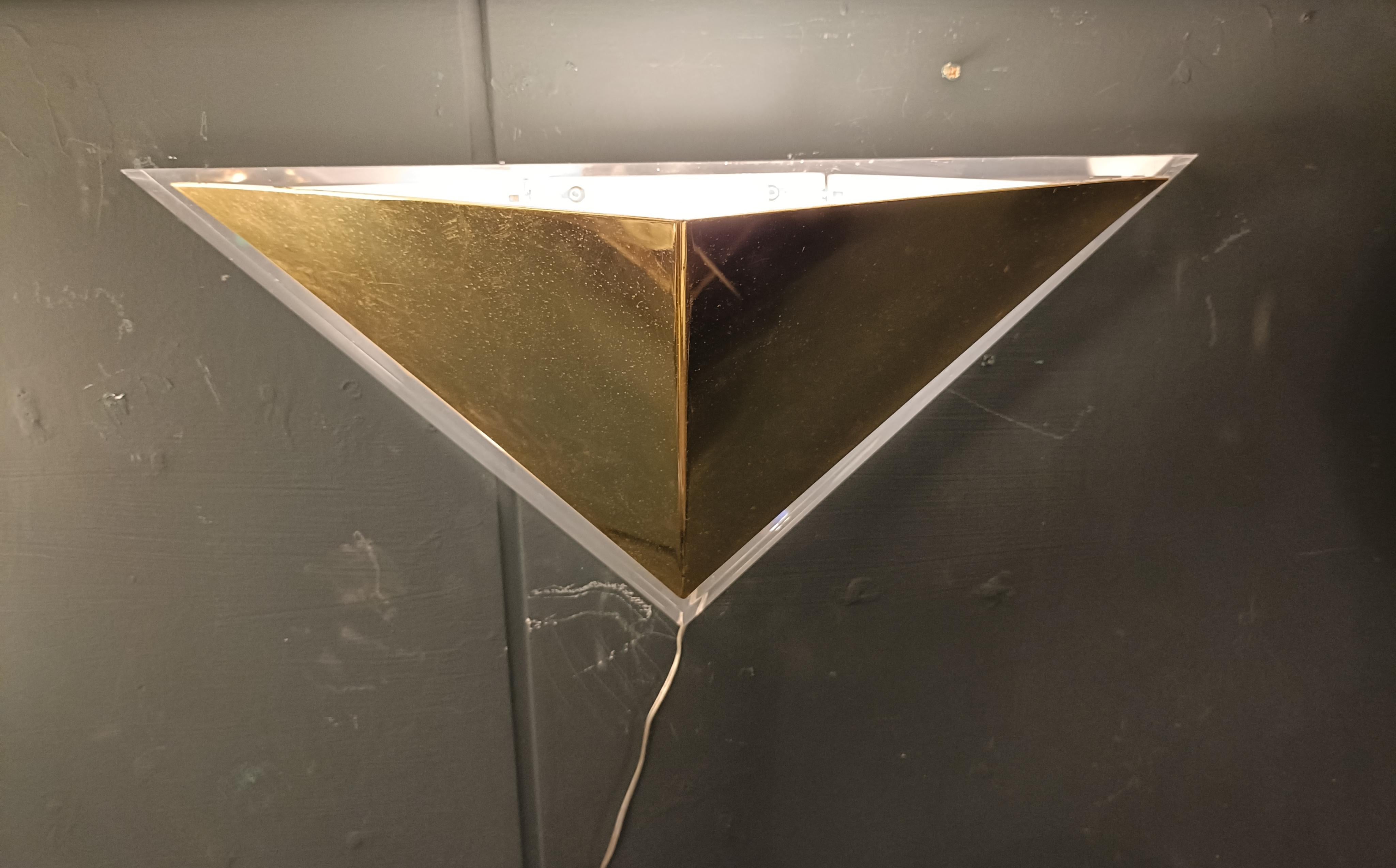 Bellísima lámpara de pie de estilo Hollywood Regency en metal dorado y cristal acrílico, dotada de luces que irradian en los bordes de plexiglás transparente.