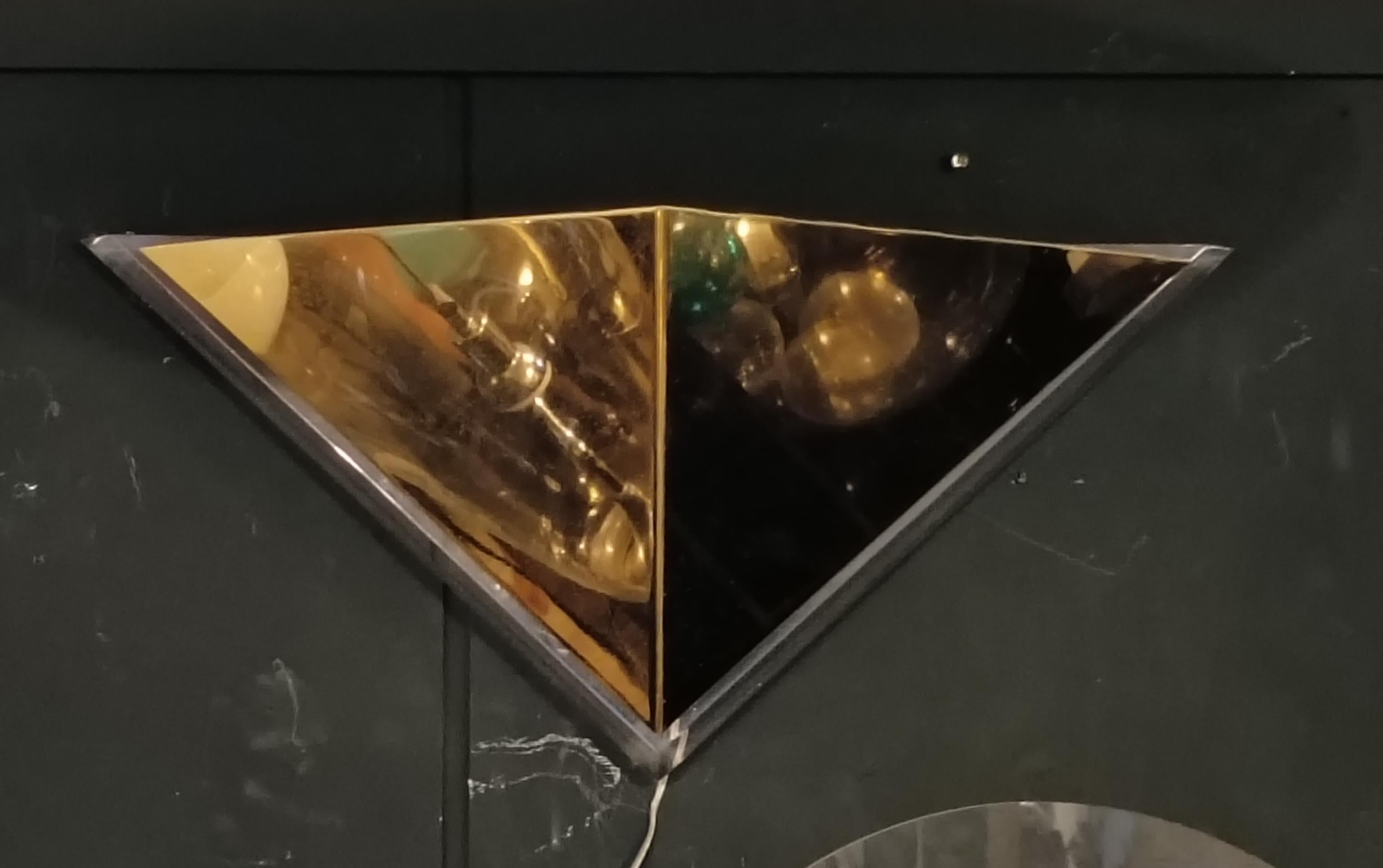 Lampada da Parete Triangolare in Metallo Dorato e Lucite, Italia Años 70 Moderno de mediados de siglo en venta