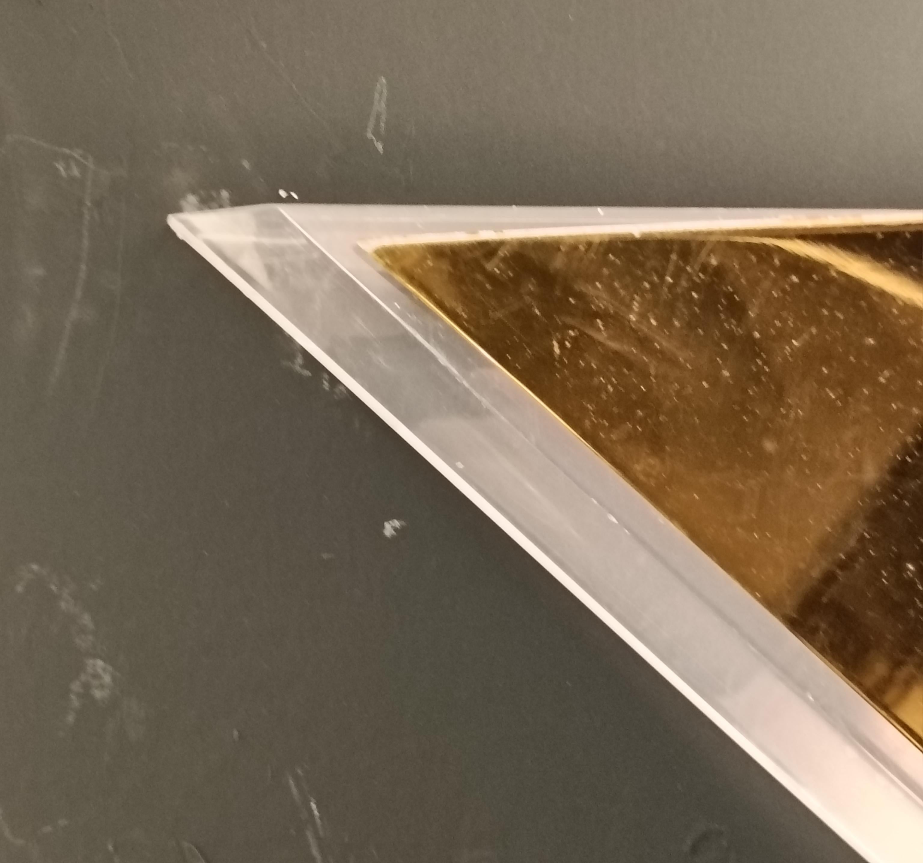 Lampada da Parete Triangolare in Metallo Dorato e Lucite, Italia Años 70 Italiano en venta