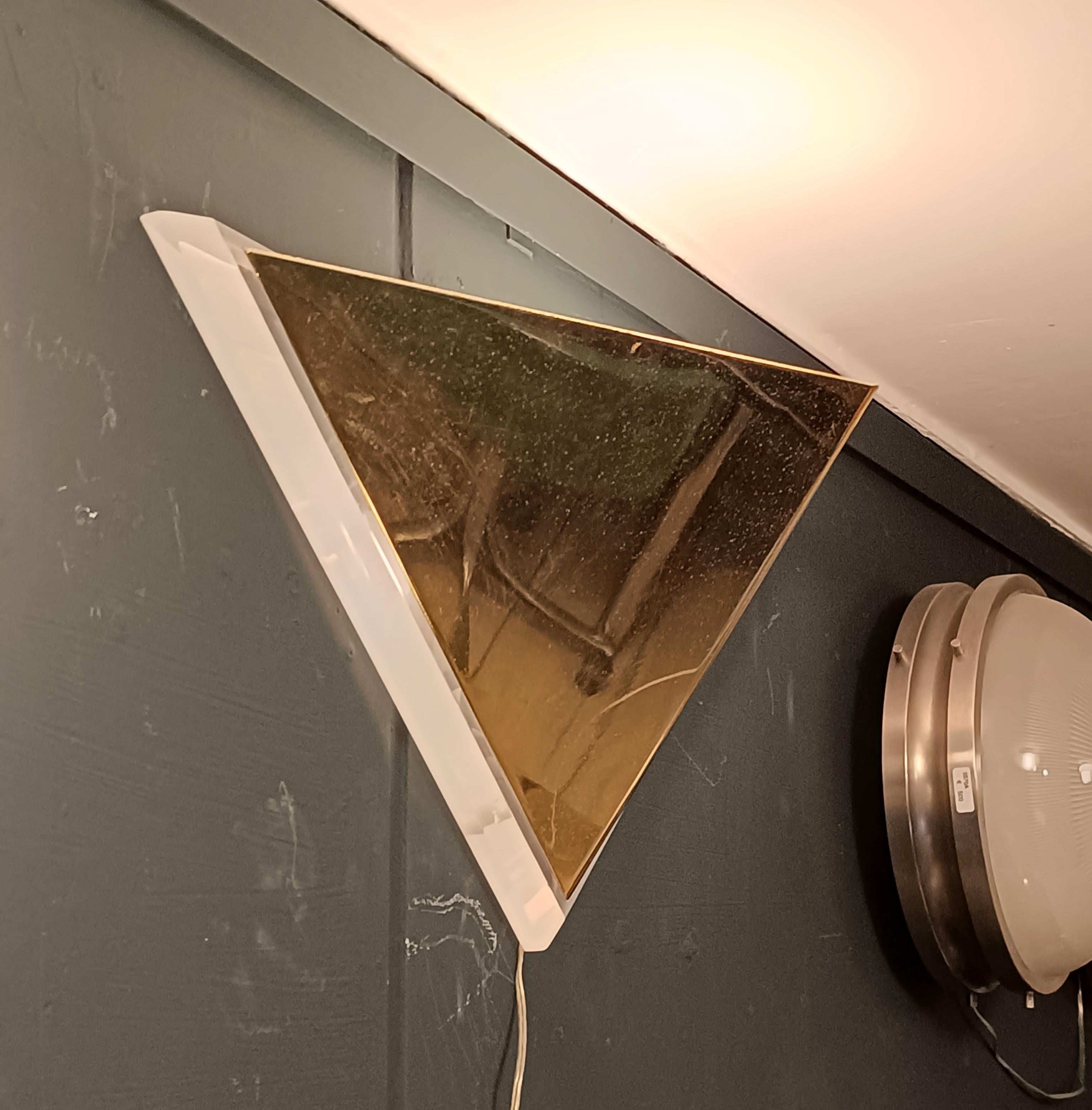 Lampada da Parete Triangolare in Metallo Dorato e Lucite, Italia Años 70 en Bueno estado para la venta en Naples, IT