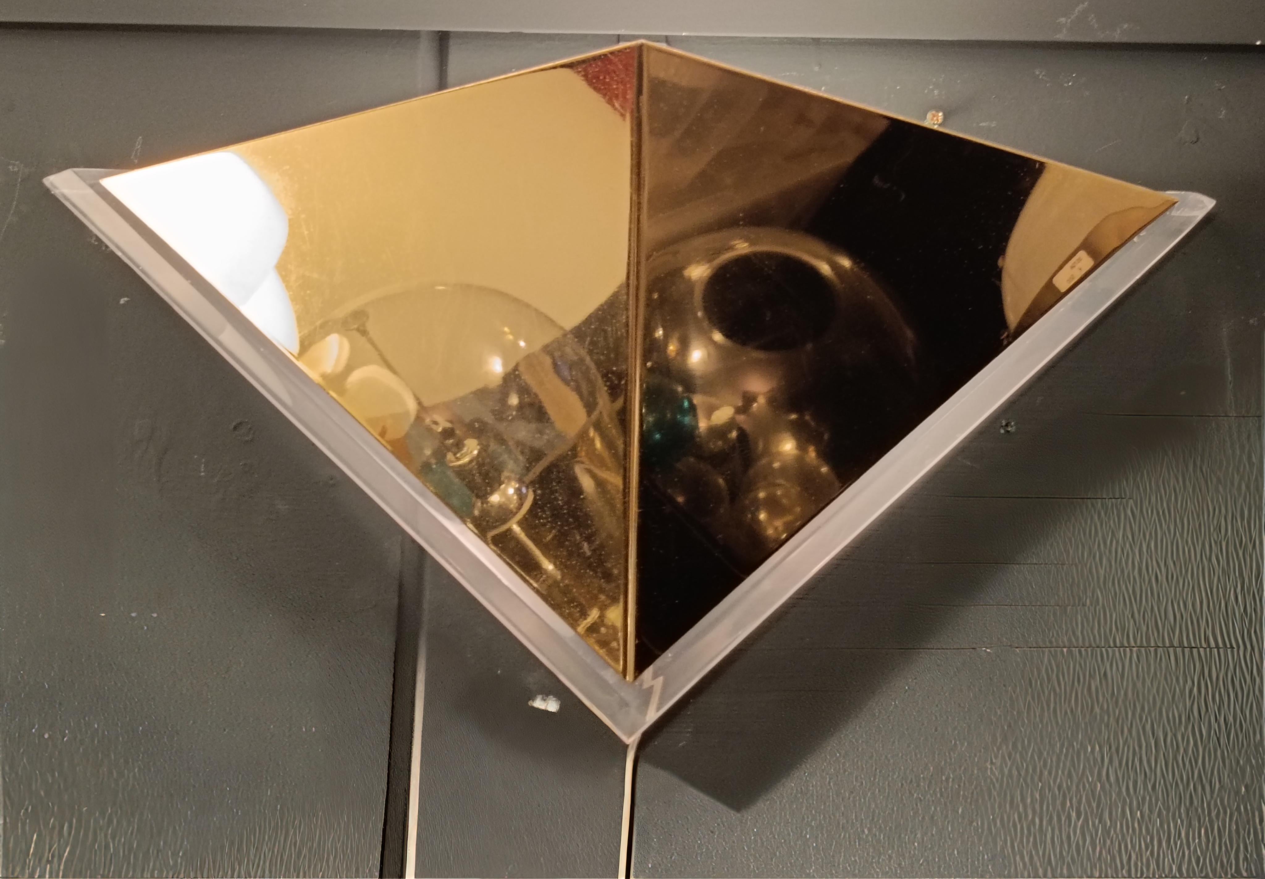 Lampada da Parete Triangolare in Metallo Dorato e Lucite, Italia Años 70 finales del siglo XX en venta