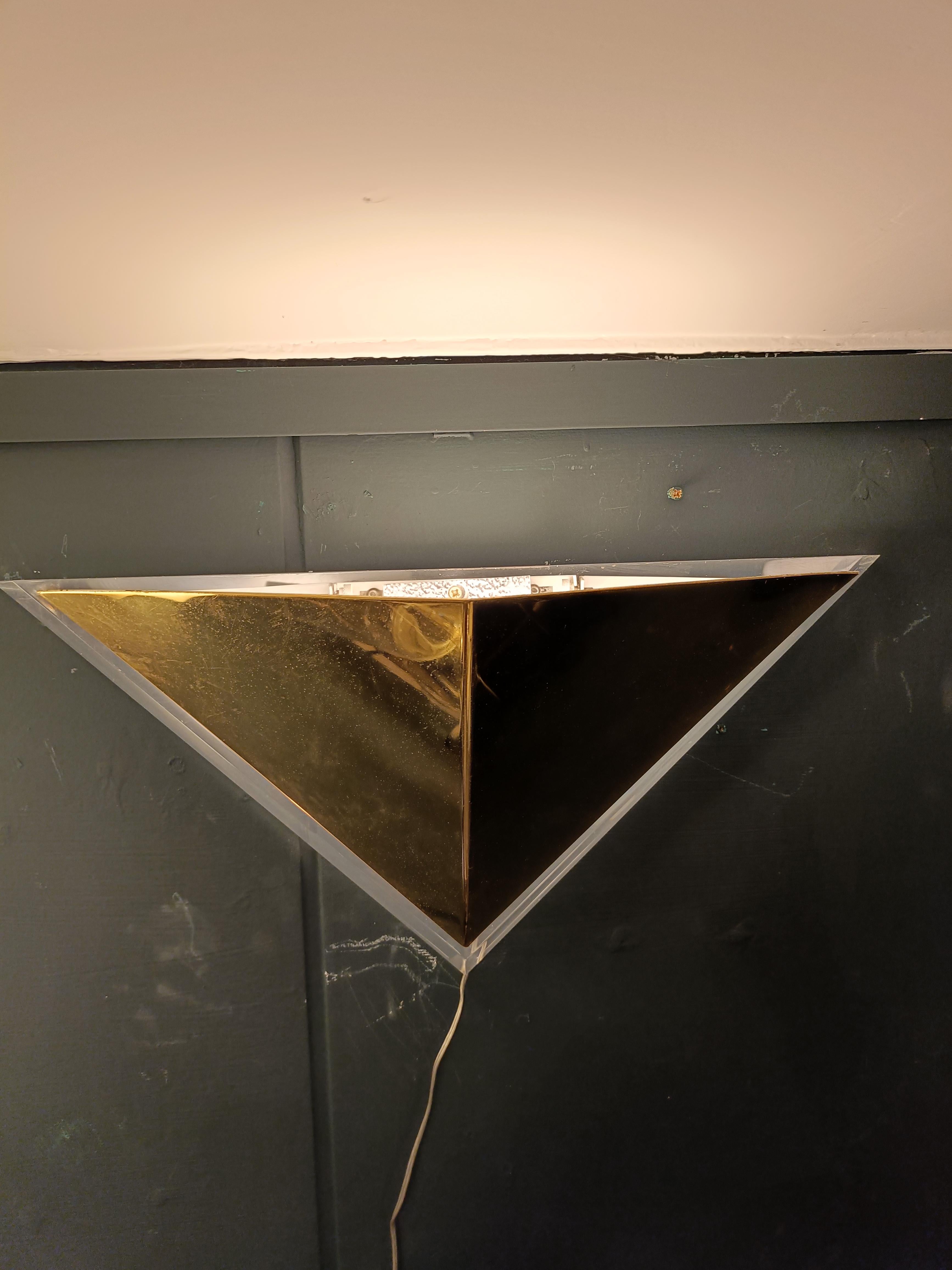 Lampada da Parete Triangolare in Metallo Dorato e Lucite, Italia Años 70 en venta 1