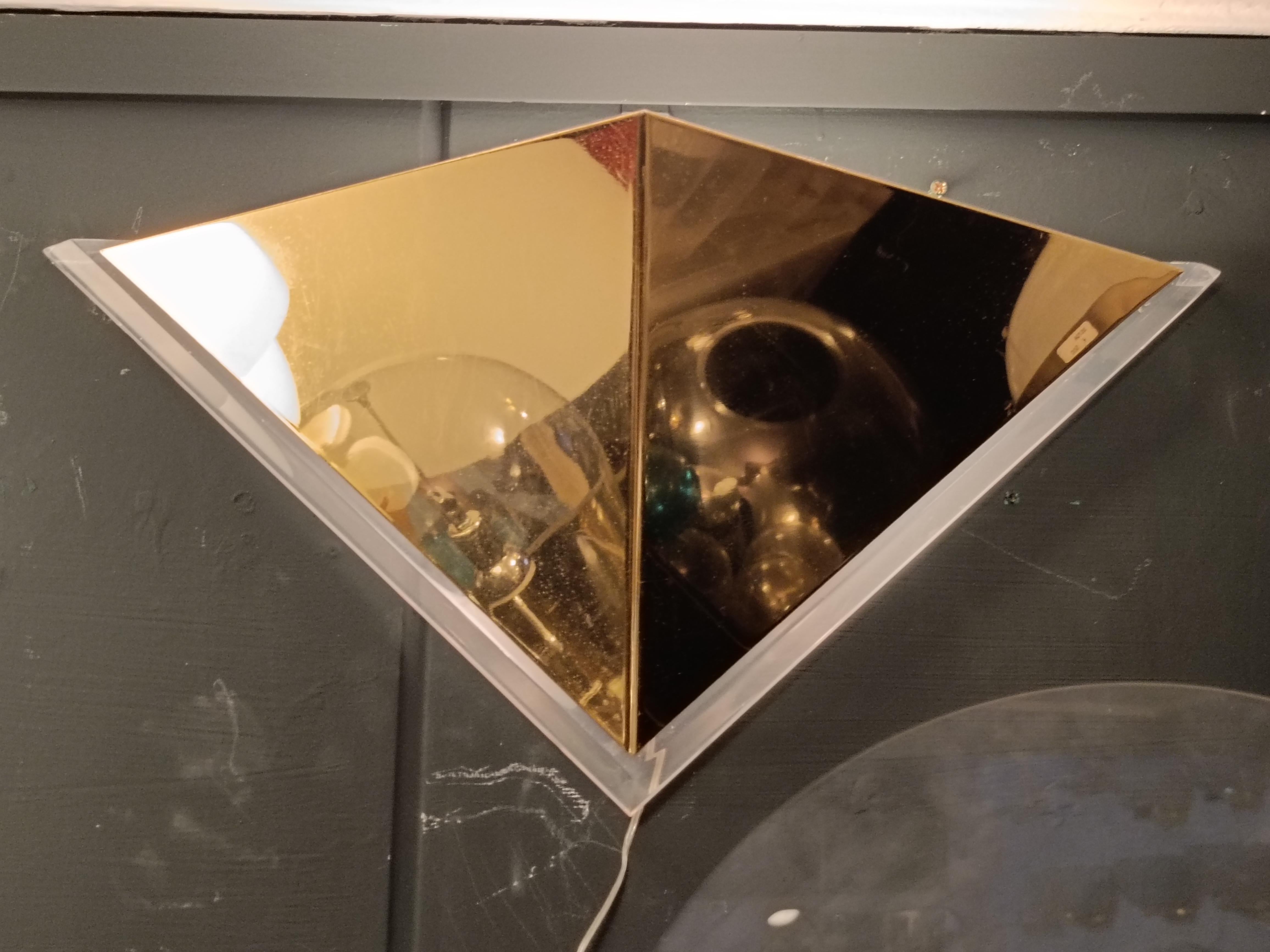 Lampada da Parete Triangolare in Metallo Dorato e Lucite, Italia Años 70 en venta 2