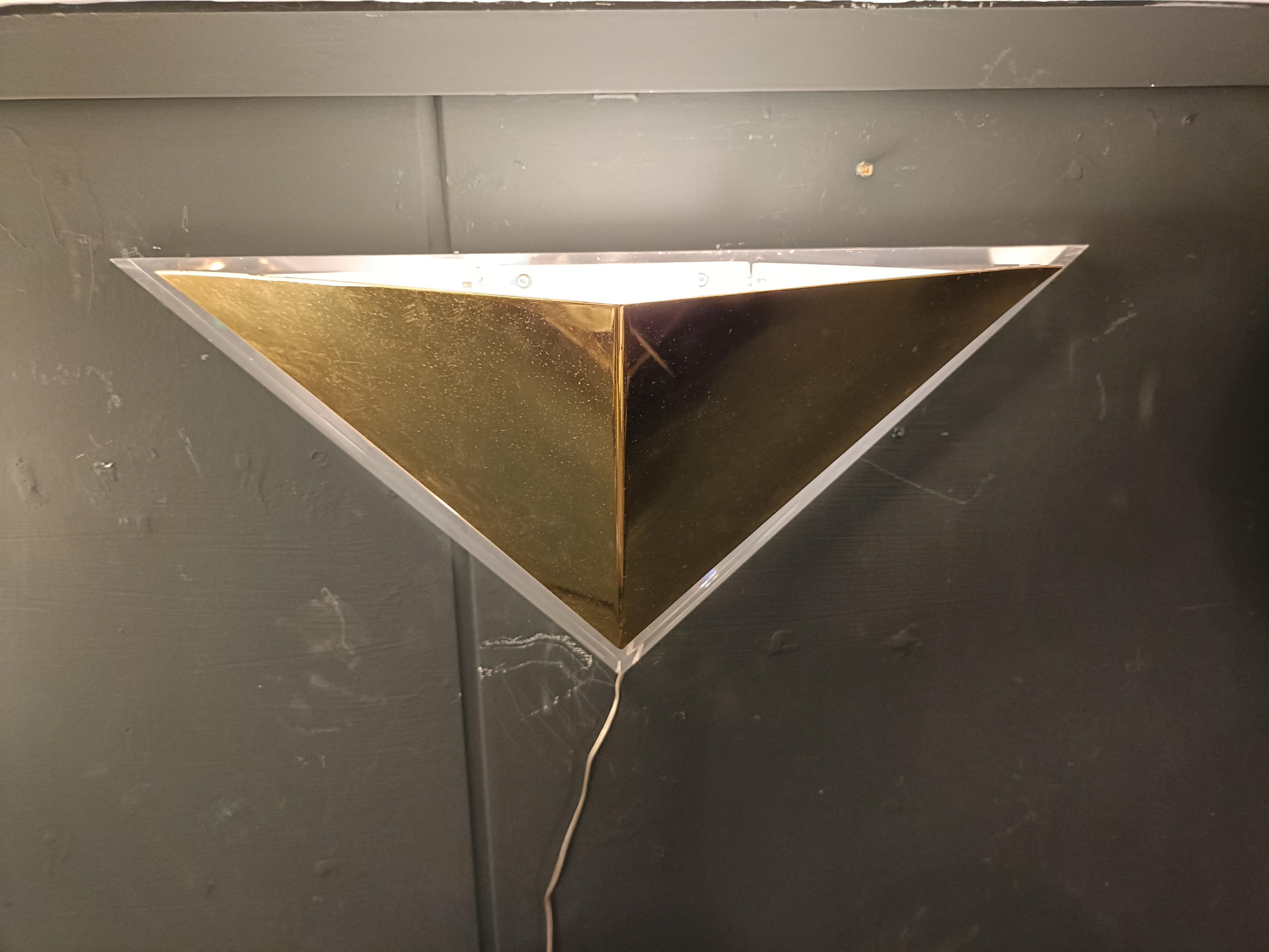 Lampada da Parete Triangolare in Metallo Dorato e Lucite, Italia Años 70 en venta 3