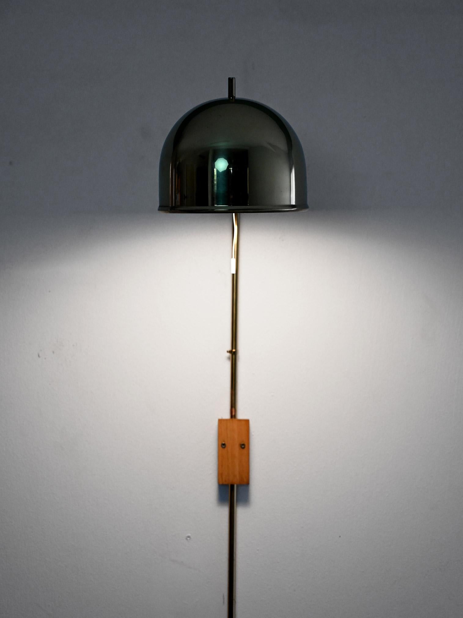 Lampada da parete in ottone con paralume orientabile, design di Eje Ahlgren per Bergboms, Svezia, anni ’60.

Lampada da parete scandinava vintage modello V-75 disegnata da Eje Ahlgren per Bergboms negli anni ’60. Realizzata in ottone con paralume a
