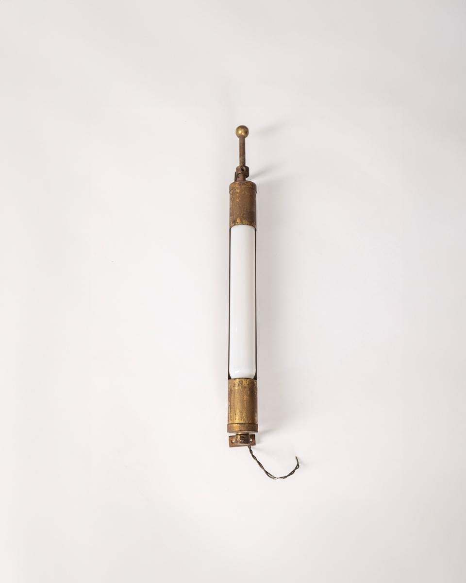 Lampada da parete con struttura in ottone dorato e paralume regolabile, design Italiano, anni 40.

CONDIZIONI:
In buone condizioni, funzionante, presenta segni d'usura dati dal tempo.

DIMENSIONI:
Altezza 6 cm; Larghezza 50 cm; Lunghezza 4,5 cm