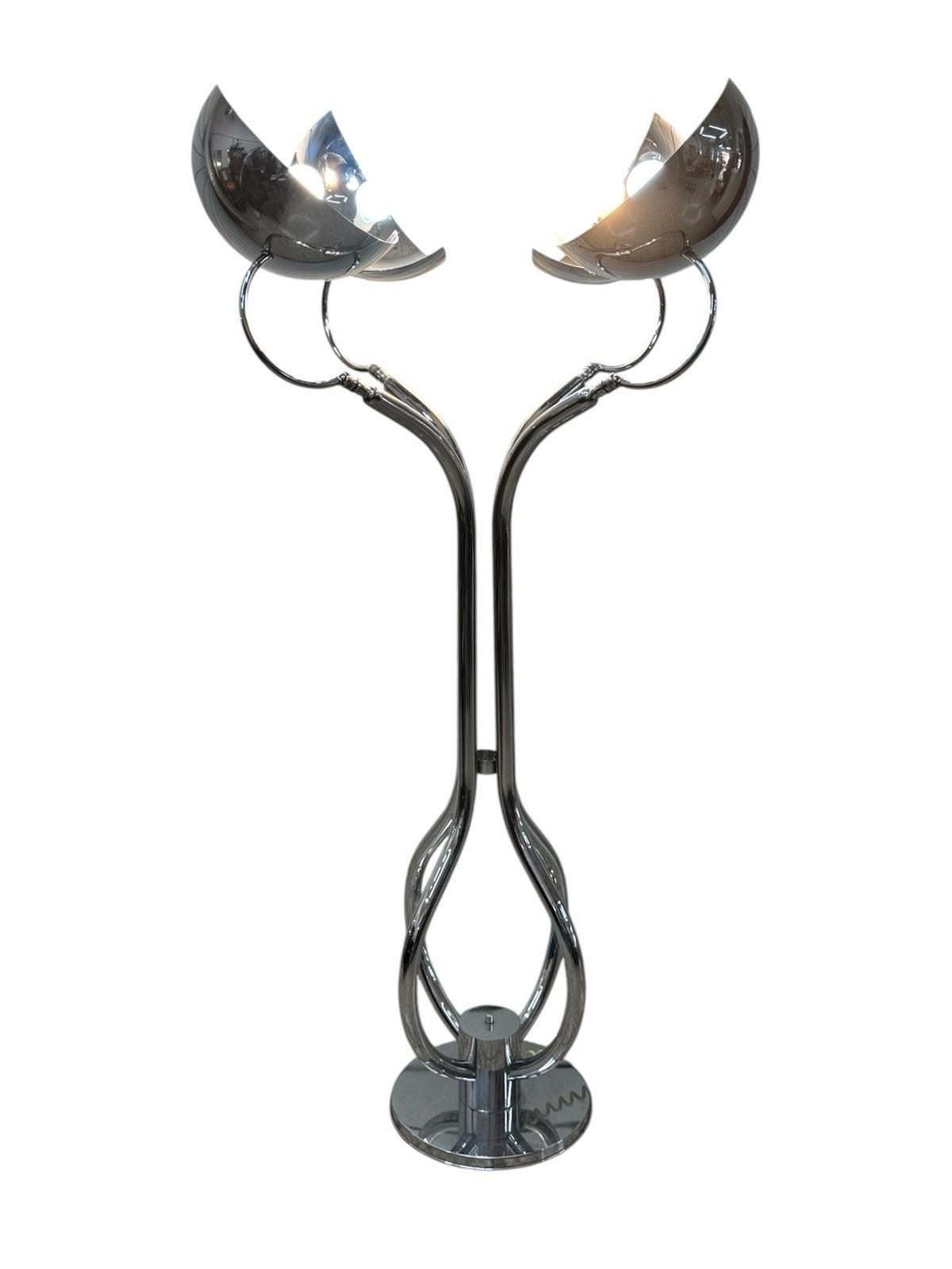 Lampada da pavimento Adalberto Dal Lago – Anni ’70  Modernariato di Design


Iconica lampada da terra disegnata da Adalberto Dal Lago negli anni ’70, un pezzo distintivo del modernariato italiano. La struttura in metallo cromato presenta un design
