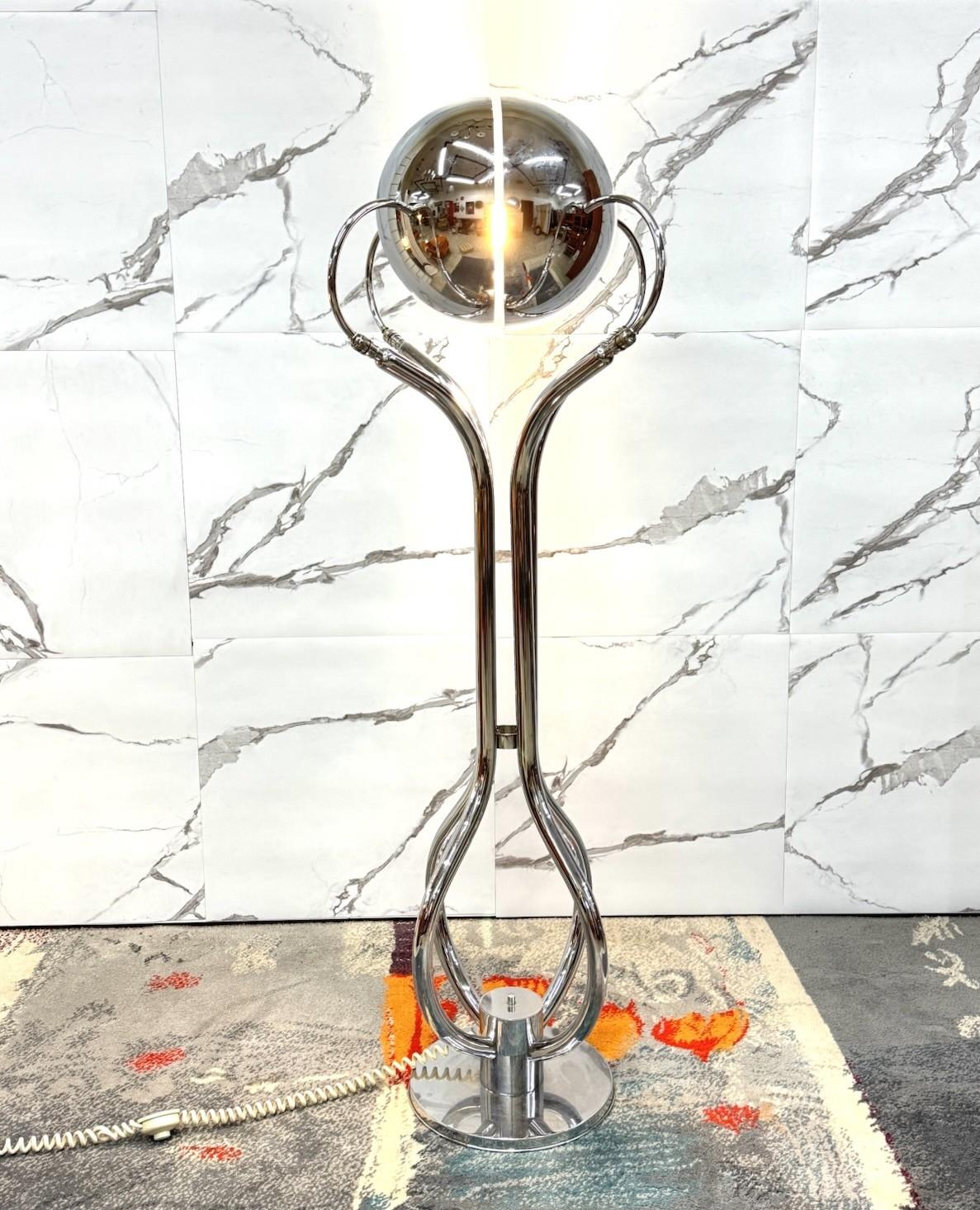 Lampada da pavimento Adalberto Dal Lago – Anni ’70  Modernariato di Design


Iconica lampada da terra disegnata da Adalberto Dal Lago negli anni ’70, un pezzo distintivo del modernariato italiano. La struttura in metallo cromato presenta un design