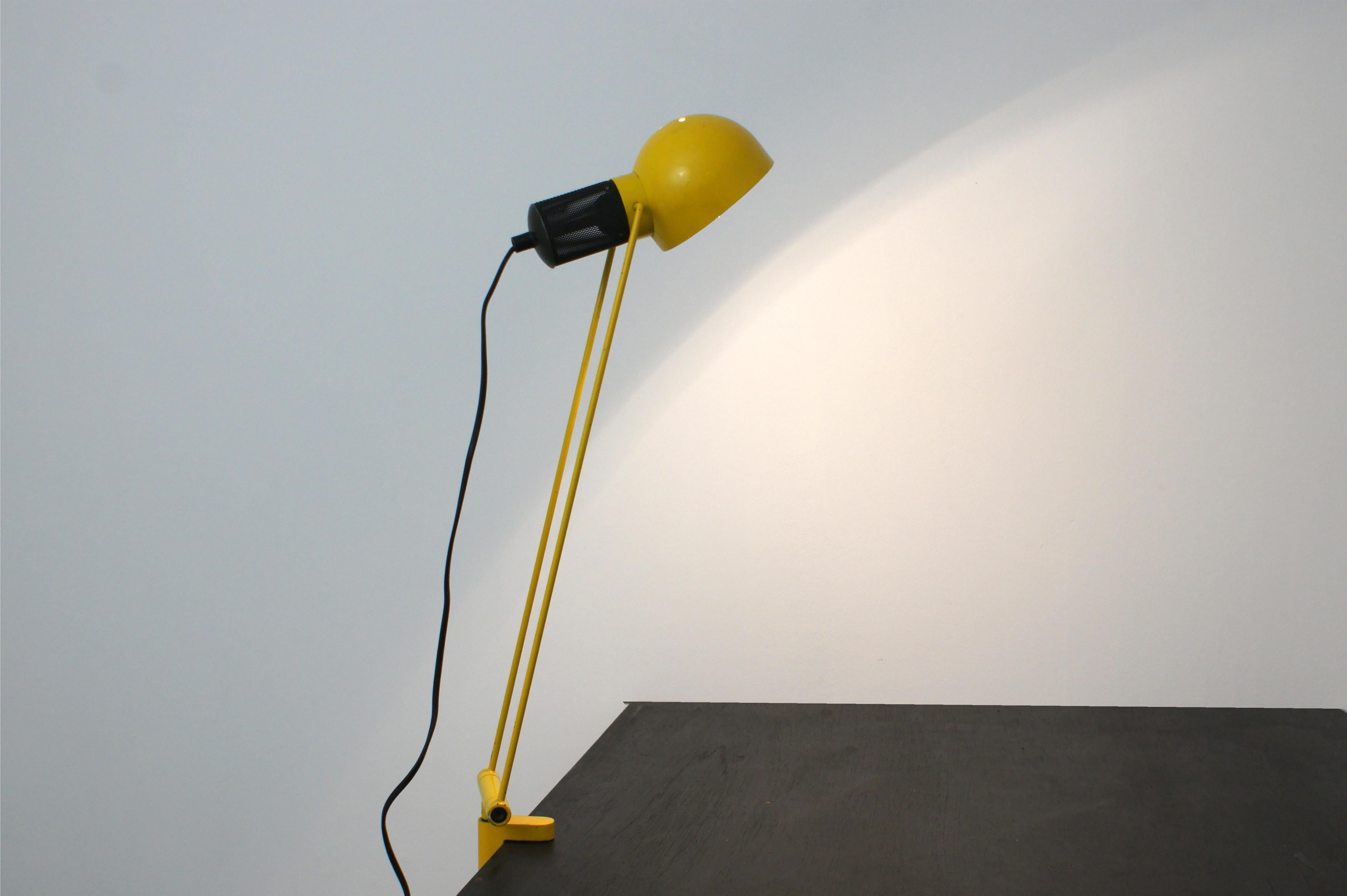 Lacquered 80s desk lamp made in Italy For Sale