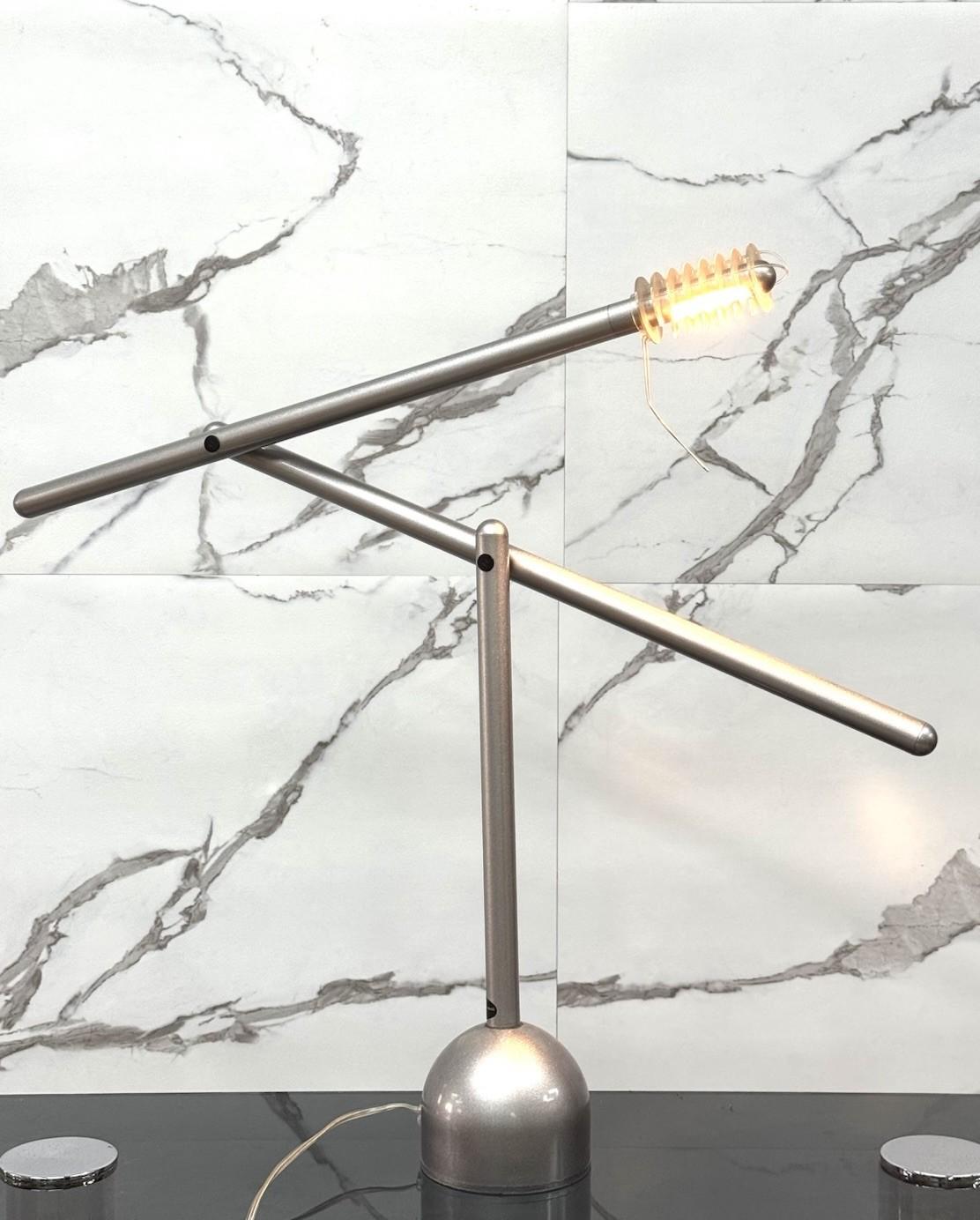 Lampada da scrivania Mira di Mario Arnaboldi per Civic.


Lampada orientabile con Struttura in metallo e diffusore in plexiglass.


L’articolo è in buone condizioni conservative, non vi è alcun difetto estetico o strutturale importante da segnalare,