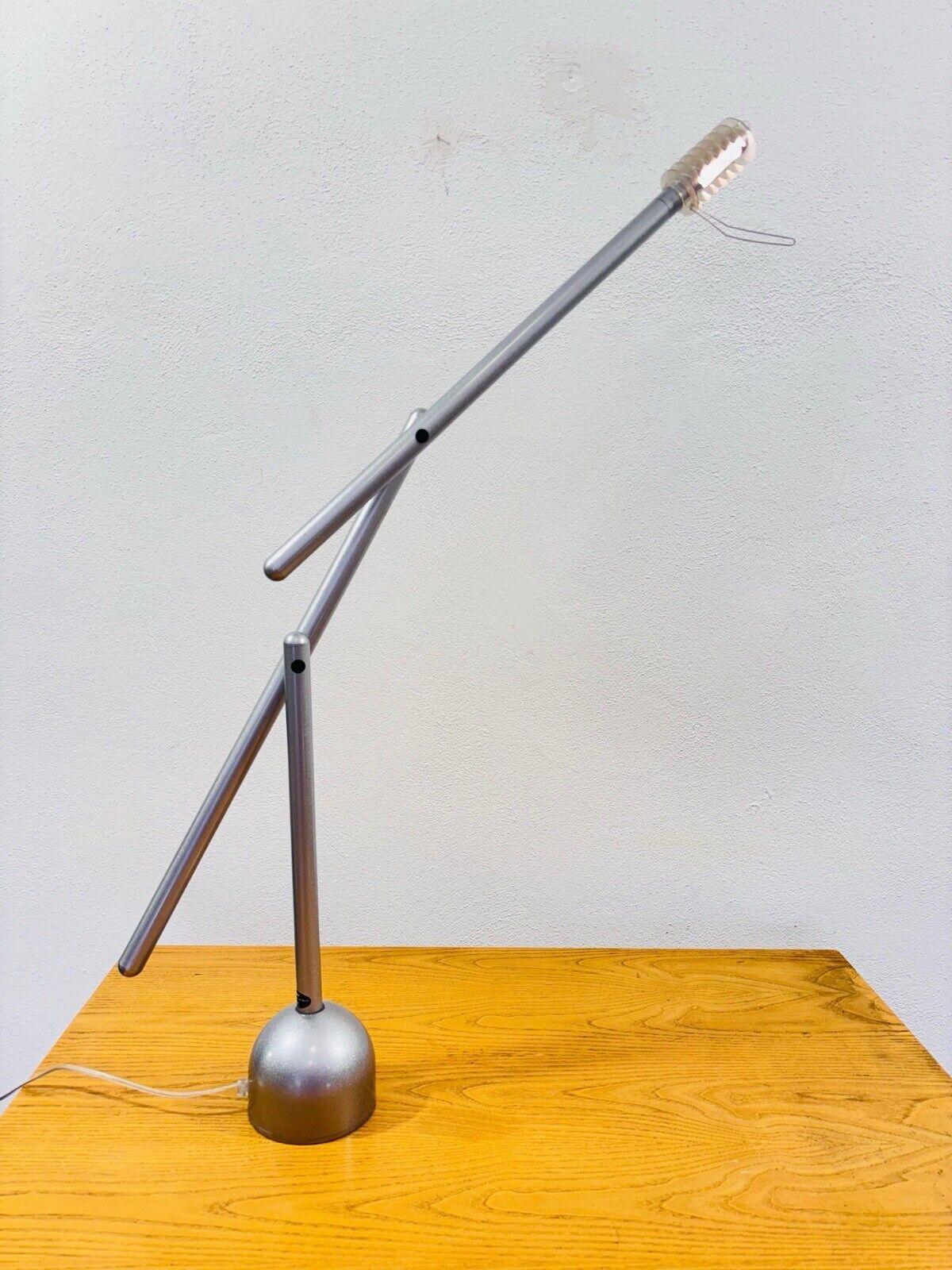 Mira Schreibtischleuchte von Mario Arnaboldi für Civic.


Verstellbare Lampe mit Metallrahmen und Plexiglasdiffusor.


Der Artikel ist in einem guten konservativen Zustand, es gibt keine größeren ästhetischen oder strukturellen Mängel zu berichten,