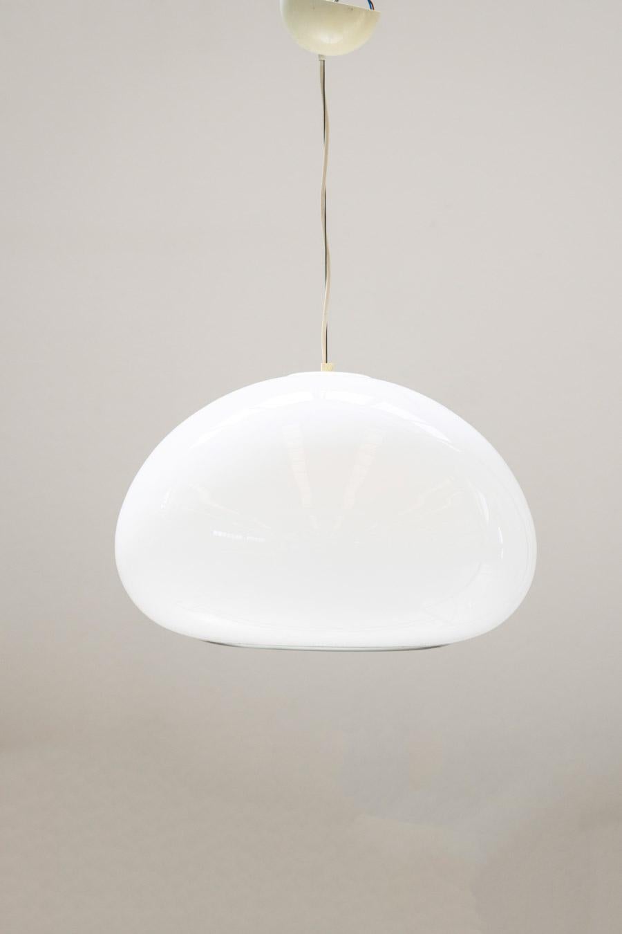TÍTULO Lámpara de techo en blanco y negro  de Pier James y Aquiles 					Castiglioni para Flos, 1965			
DESCRIPCIÓN En cristal opalino blanco con iluminación debajo y dentro del cristal. 	Diseñado por Pier Giacomo y Achille Castiglioni para