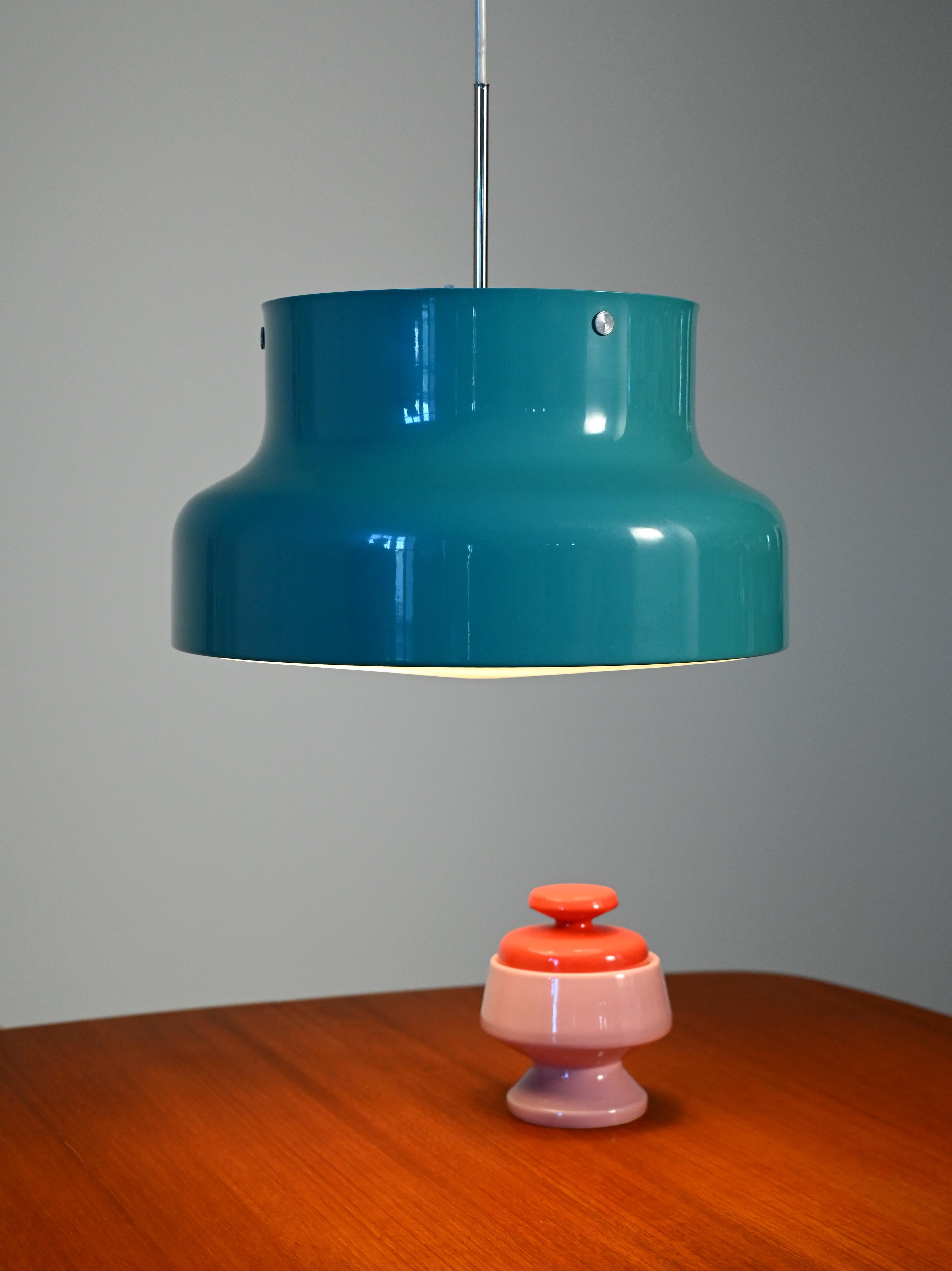 Iconica lampada a sospensione Bumling in metallo cromato azzurro di Anders Pehrson per Ateljé Lyktan, con etichetta originale.

Lampada da soffitto Bumling disegnata da Anders Pehrson per Ateljé Lyktan negli anni ’60. Versione in metallo cromato