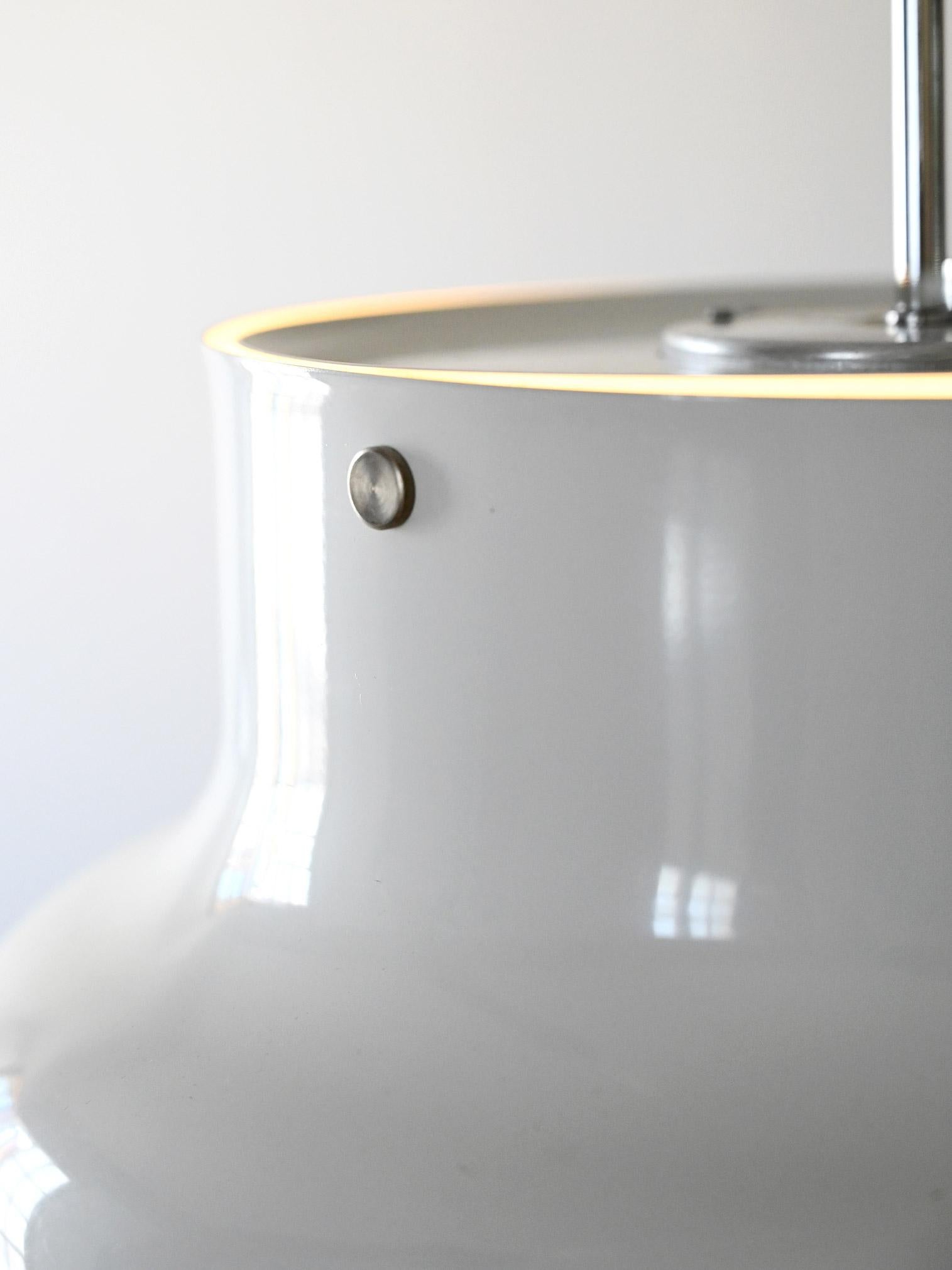 Lampe suspendue iconique modèle Bumling par Anders Pehrson pour Ateljé Lyktan, couleur blanche avec étiquette d'origine visible.

Plafonnier iconique modèle Bumling, conçu par Anders Pehrson pour Ateljé Lyktan dans les années 1960. Version de 40 cm