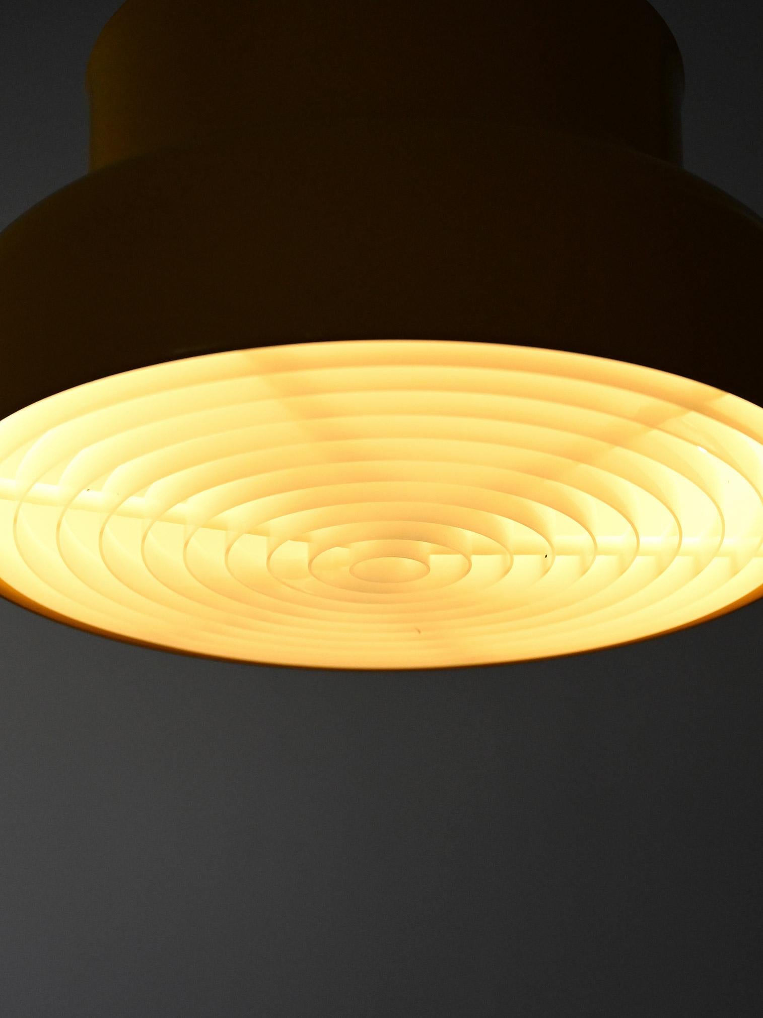 Lampe suspendue iconique Bumling en métal jaune par Anders Pehrson pour Ateljé Lyktan, avec coupe-circuit d'origine.

Plafonnier iconique Bumling conçu par Anders Pehrson pour Ateljé Lyktan dans les années 1960. Version en métal laqué jaune,