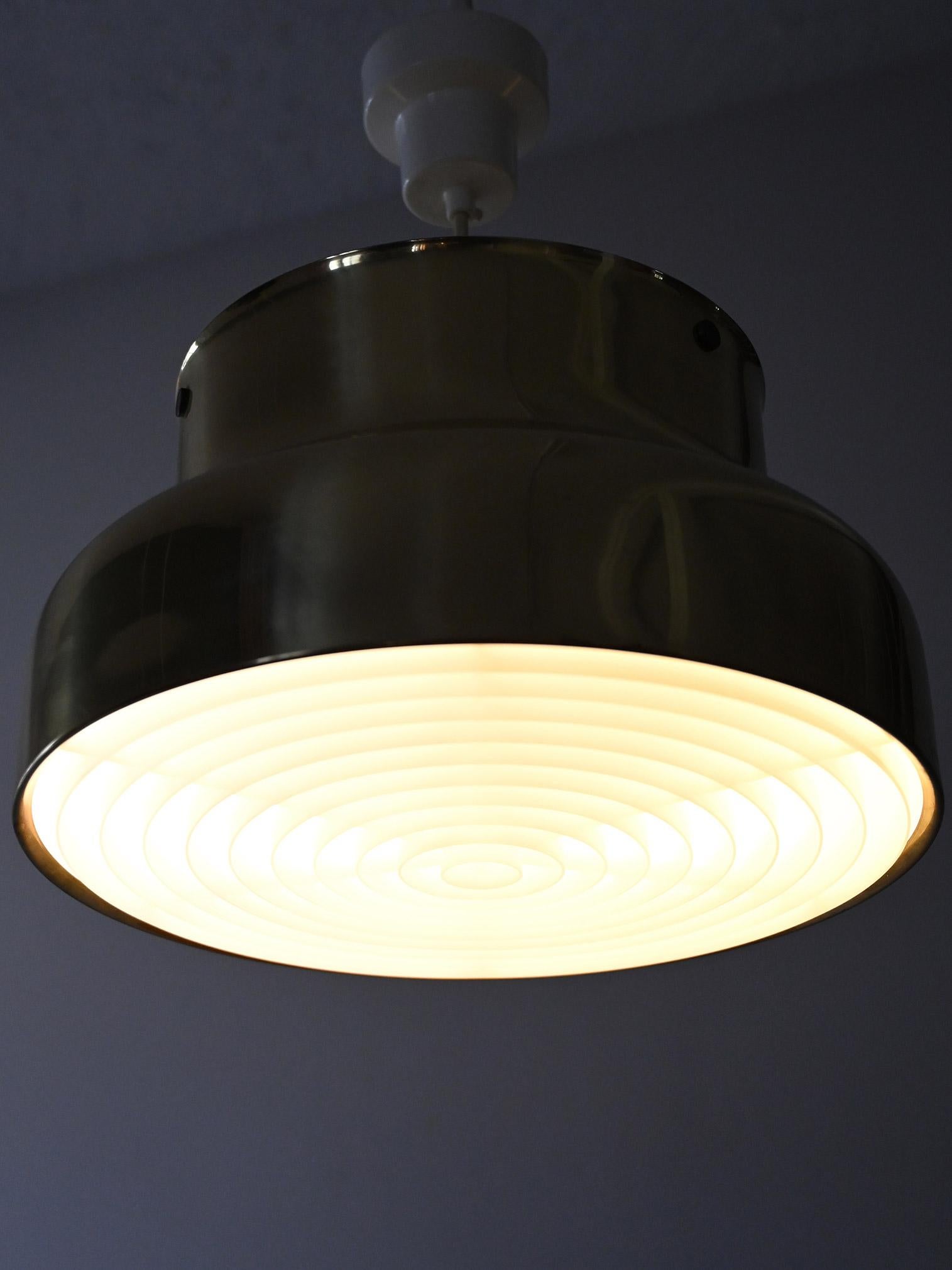 Lampe suspendue iconique Bumling en laiton d'Anders Pehrson pour Ateljé Lyktan, avec système de néon et légers signes d'utilisation.

Plafonnier iconique Bumling conçu par Anders Pehrson pour Ateljé Lyktan dans les années 1960. Version en laiton