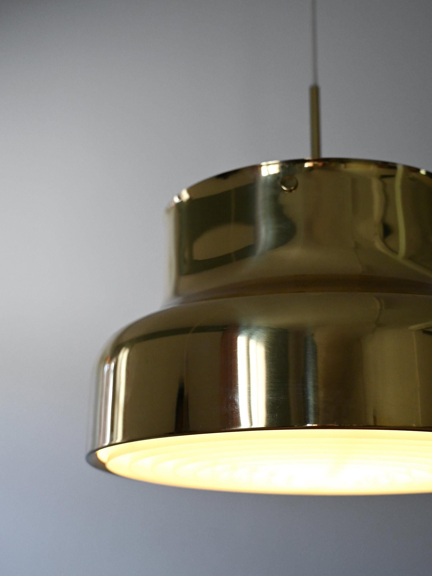 Lampe suspendue iconique Bumling en laiton par Anders Pehrson pour Ateljé Lyktan, avec étiquette d'origine.

Plafonnier iconique Bumling conçu par Anders Pehrson pour Ateljé Lyktan dans les années 1960. L'une des versions en laiton les plus