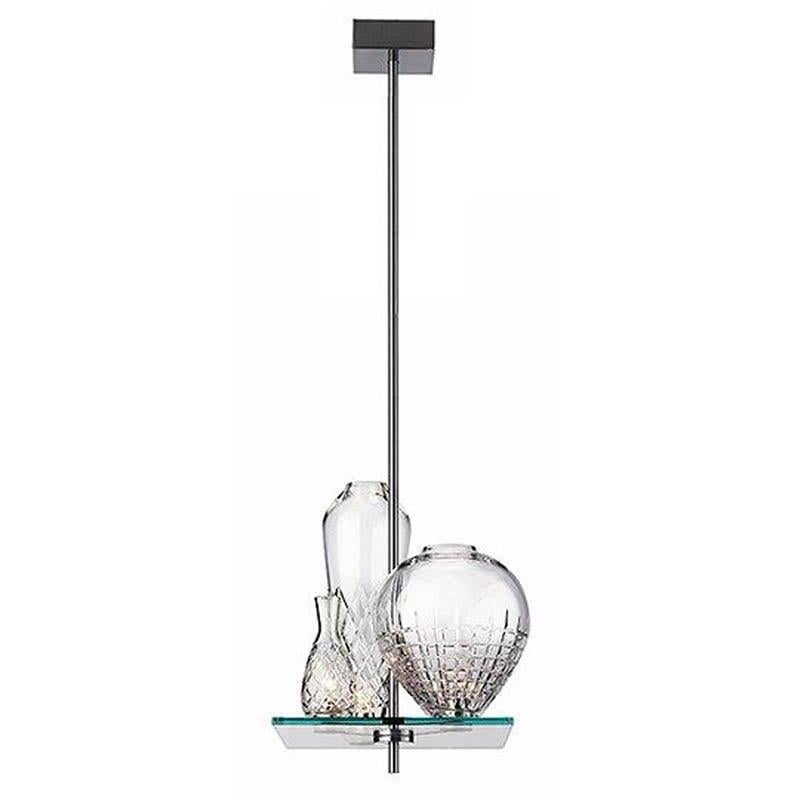 Lampada da sospensione Cicatrices de Luxe disegnata da Philippe Starck e prodotta da Flos in Italia nei primi anni 2000. Ormai fuori produzione, il prodotto fa parte della omonima collezione composta da piatti in vetro di diverse lunghezze che vanno