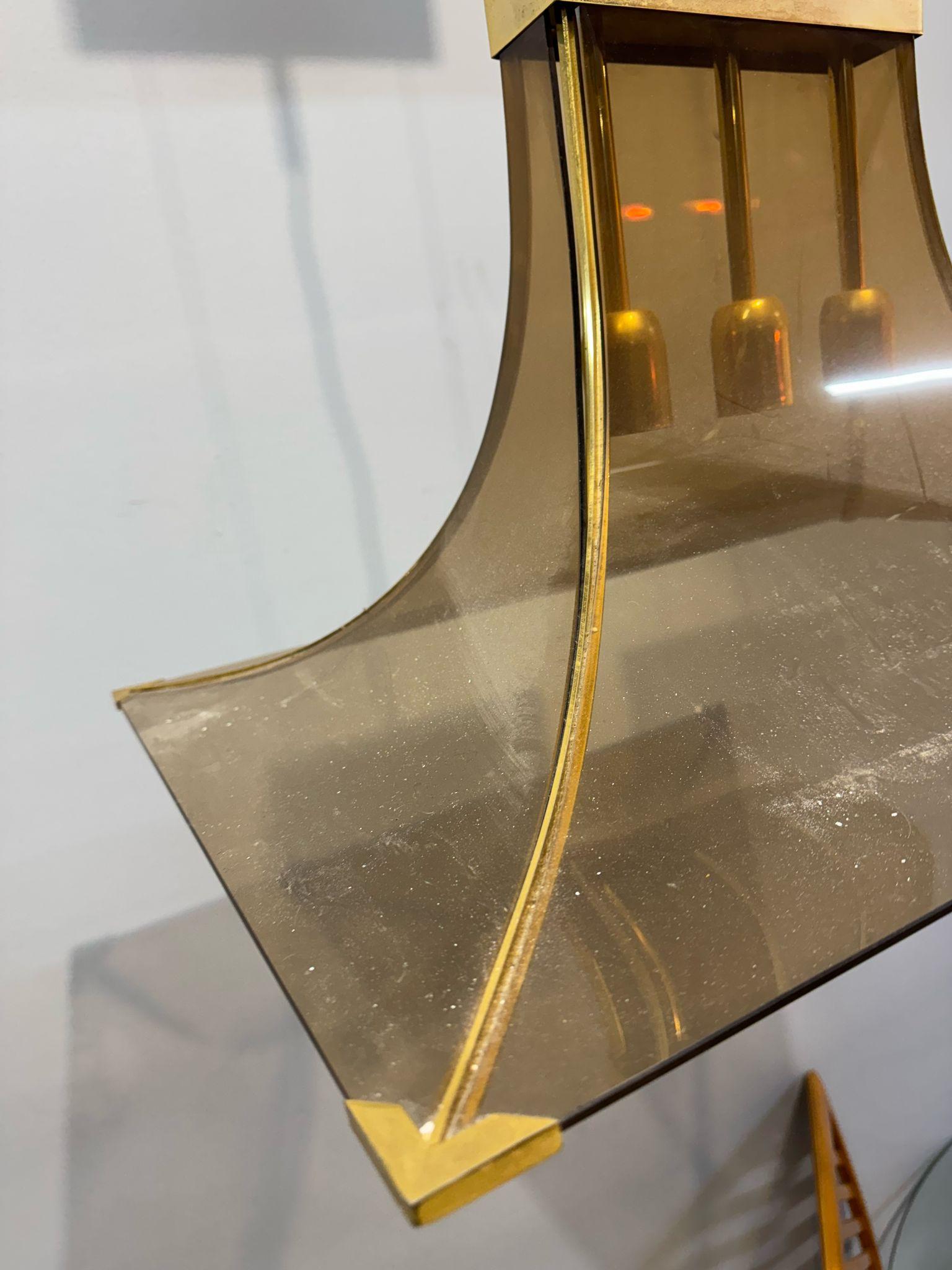 Questo lampadario di Esperia, risalente al Novecento, è un elegante esempio di design italiano che fonde raffinatezza e innovazione. La struttura è realizzata in ottone dorato, un materiale che dona calore e pregio all’intero pezzo. La parte più