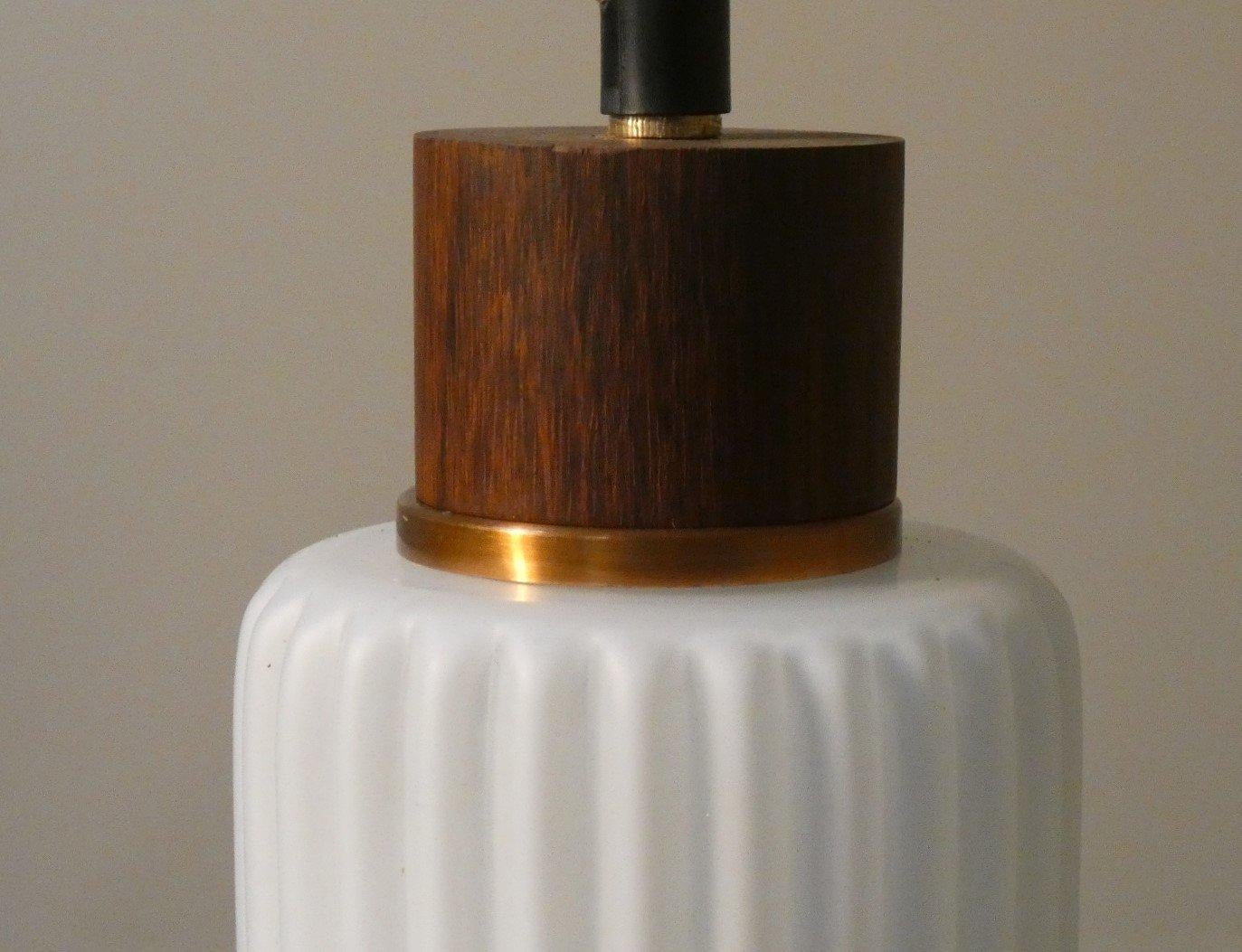 Mid-Century moderno Lampada da soffitto in vetro opalino e teak, Italia, anni '50 in vendita